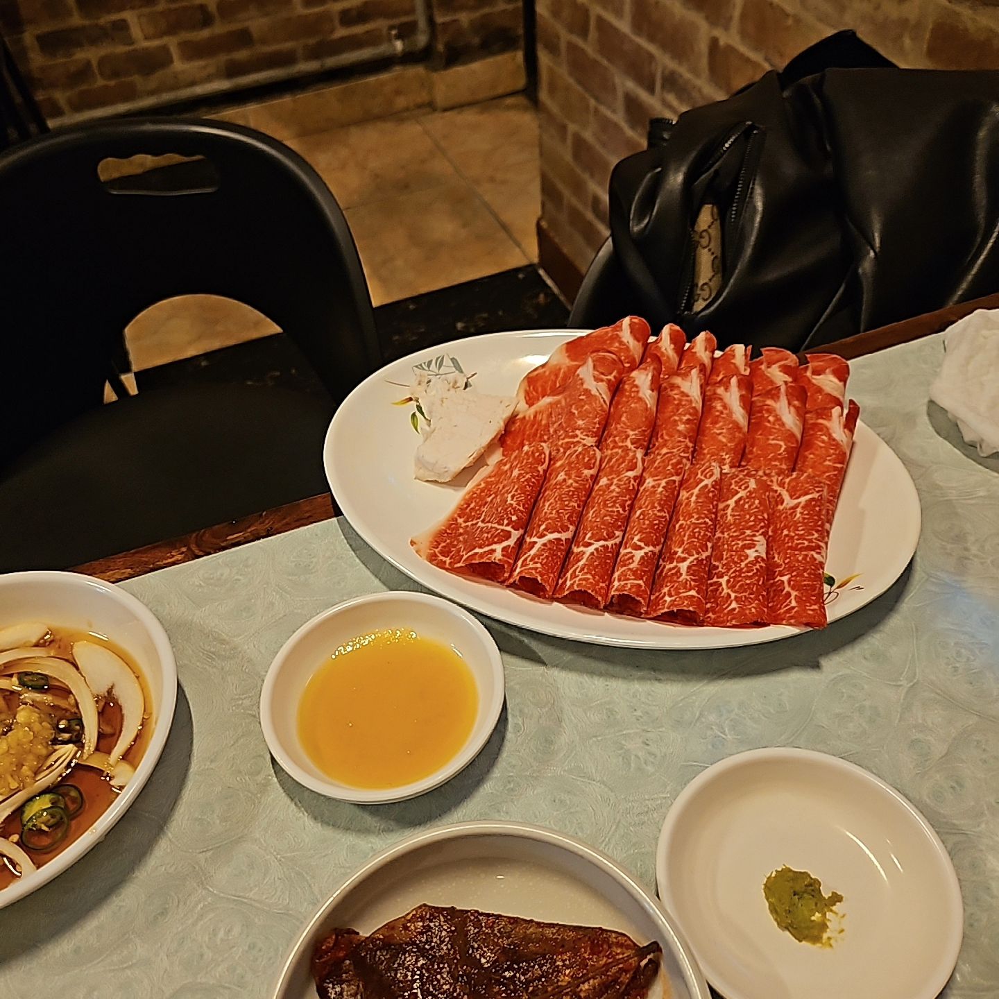 1주년 데이트❤️
한우 노포 맛집!! 
우설이 진짜 맛있는 집~

올해도 내년도 계속 잘만나봅시당
아직도 편지내용 다지키고
단호박 인간이라 단호하지만
많이 많이 사랑해♡

#1주년 #많이많이사랑해❤️
#올해도내년도행복하자