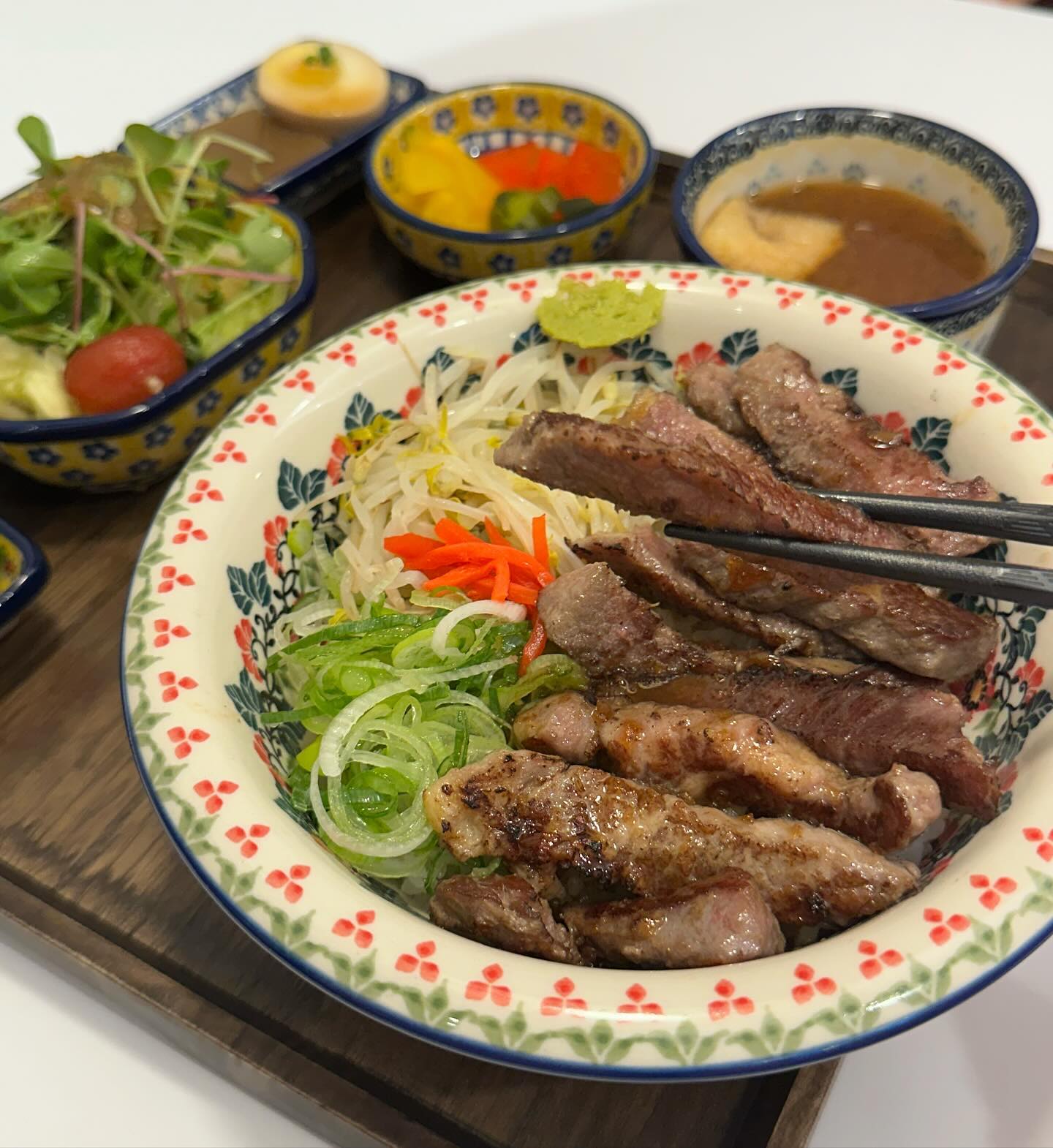 #협찬 #서울역맛집 

서울역 점심 데이트로 방문해본 미도인입니다
일본가정식 메뉴로 구성되어 있어 익숙하면서도 새로운맛을 느낄 수 있어 특별한 데이트날에 좋은 메뉴선정 이였습니다
정갈하게 놓아주시는 한상이였습니다!
제가먹은 음식은 등심 스테이크 덮밥 한상차림으로 서율역점에만 판매하는 음식으로 감태와 고기랑 같이 싸먹으면 궁합이 딱 맞았습니다 제 최애 였습니다.✨
추운날 탄탄멘과 함께 드시길 추천드리며 
저희는 스카치에그도 추가햐서 먹었더니 너무나도 배불렀습니다.
가성비와 양과 질이 좋은 미도인 추천드립니다!

주소:서울 중구 세종대로 14 (남대문로5가, 그랜드센트럴(GRAND CENTRAL)) 

#그랜드센트럴맛집 #서울역데이트 #서울중구맛집 #남대문로맛집 #서울역파스타 #서울역스테이크 #서울역점심 #스테이크맛집 #파스타맛집 #덮밥맛집 #미도인 #미도인그랜드센트럴맛집 #서울덮밥맛집