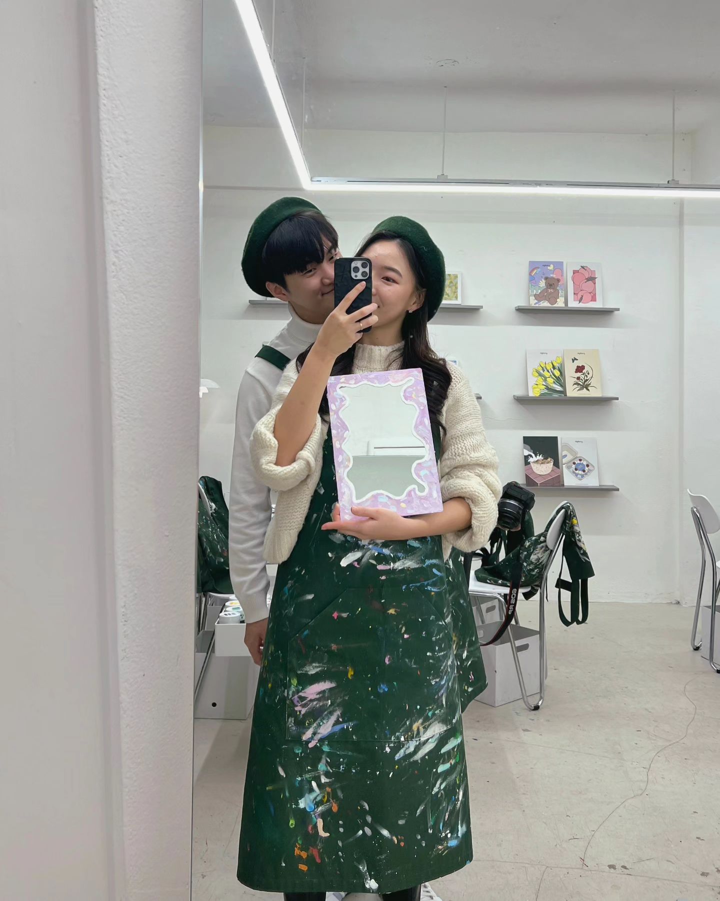 추운 겨울, 재밌는 실내데이트를 찾고 있다면?? 
그림그리기 원데이 클래스 소개드립니다!!

그림라이트
✔️서울 영등포구 당산로26길 7-1 1층
✔️ 매주 화-일 12:00 - 21:30
✔️ 1인 19,000원

오랜만에 그림을 그리다 보니 많이 어색했지만, 막상 시작하니 너무 재밌더라구요😆 선생님께서 친절하게 잘 알려주셔서 어렵지 않게 작품을 완성할 수 있었습니다😊😊

저희는 단 하나뿐인 나만의 거울을 만들 수 있는 '미러 아트' 클래스로 진행했습니다😘 열심히 그리다보니 2시간이 순식간에 지나가더라구요😂 너무 재밌었고 힐링되는 시간이었어요👍👍

힐링할 수 있는 이색데이트 찾으시는 분들에게 강추드립니다❤️

grimlight _official
#그림라이트 #원데이클래스 #영등포 #데이트 #실내데이트
#미술공방 #이색데이트