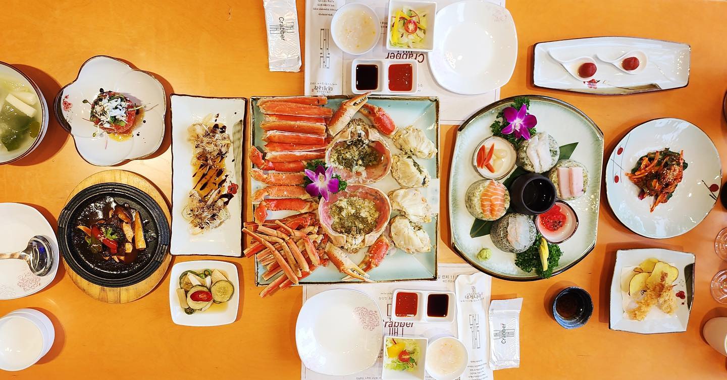 대게, 킹크랩, 랍스타 코스 요리를 주문하면 다채로운 사이드요리가 나오는 인기만점 맛집!~ 소개해드릴게요
가성비가 좋고 합리적인 가격대로 고급요리를 드실 수 있답니다. 그래서 그런지 외식, 회식, 모임장소로 인기가 많아요
강추합니당 🩷

#잠실맛집 #잠실방이동맛집 #방이동맛집 #송파맛집 #올림픽공원맛집 #올림픽공원
뷰맛집 #잠실대게 #잠실킹크랩 #잠실랍스타 #잠실외식 #잠실가족외식 #잠실모임 #잠실회식 #크래버대게나라잠실점