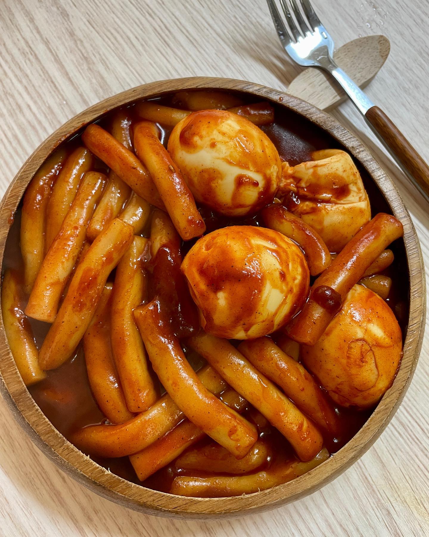 #협찬 #팔공핫뽀기 #매운떡볶이 
후추 향 나는 떡볶이 매니아층 많죠?
매운맛의 오리지널 대구의 맛 🌶

표고버섯 육수로 감칠맛도 좋고 
후추 베이스의 매운 맛을 표현한 떡볶이라
칼칼하게 중독성 강한 맛이에요🤤

시리즈마다 
로제 맛, 옛날 맛, 오리지널, 불나는 맛 등 
다양하게 준비되어 있어 선택 가능해요👌🏻

밀키트로 5분 만에 뚝딱 가능하니
냉장고 쟁여 템으로 강추합니다👛

📍Check List📍
- 표고버섯 육수 🍄
- 23년 소스만 제조한 특급 비법소스🤔
- 밀떡, 통통한 부산어묵 
- 조리법, 영양성분, 구성 영상 참고🪄
•
•
•
#떡볶이 #후추떡볶이 #떡볶이밀키트 
#떡볶이추천 #떡볶이맛집