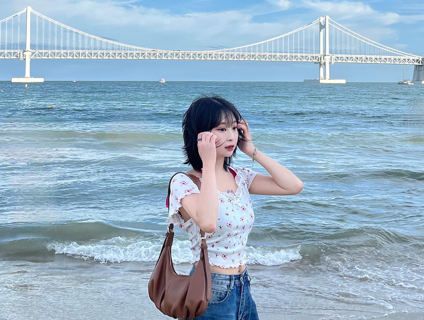 여름의 끝에서 신이 나버린 나으 입꼬리