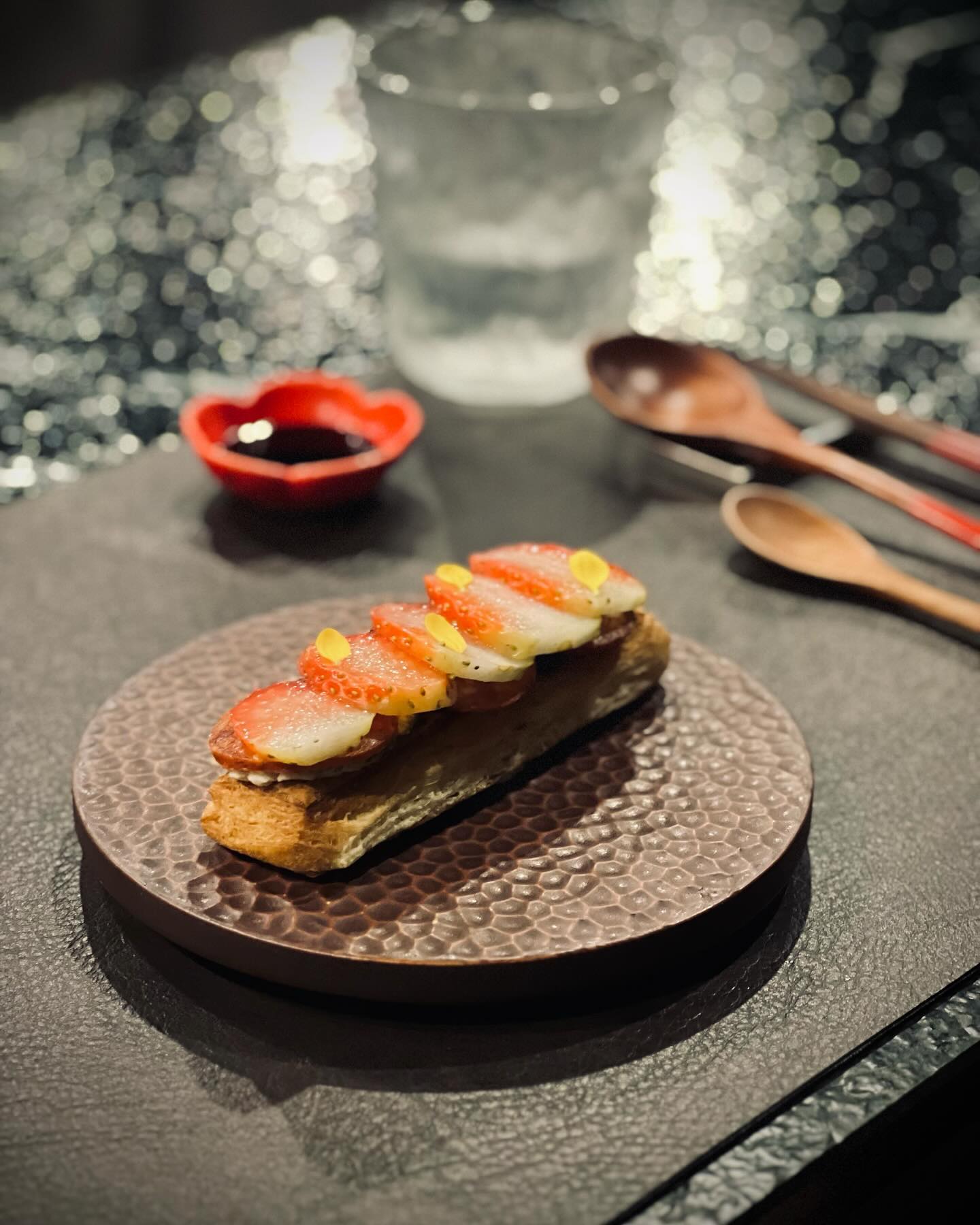 📍루토다이닝 by 갓포루토 ruto_dining_insta 

생소한 일본식 식재료를 이용한 다양한 일식 요리를 맛볼수 있었던 시간!
재료는 생소하지만 맛은 최고였던 음식들🥹🤍
진짜 요리 하나하나 다 맛있어서 감탄하면서 먹었답니당..💕마지막 디저트 푸딩까지 먹고나니 딱 맛있고 기분좋게 배불러서 좋았던..!🤍
기념일이나 생일에는 레터링서비스도 해주신다고 하니 기념일에 방문해도 넘 좋을거같아요💕

➰주소 : 대구광역시 수성구 상록로 39, 대연빌딩 2층
➰런치 12:00 ~ 14:30 8종으로 구성, 49,000원
➰디너 17:30 ~ 21:30 10종으로 구성, 79,000원
.
.
.
#대구오마카세#대구파인다이닝#갓포루토#루토다이닝#루토다이닝by갓포루토#루토다이닝디너#수성구오마카세#대구일식오마카세#일식오마카세#일식코스요리#대구코스요리