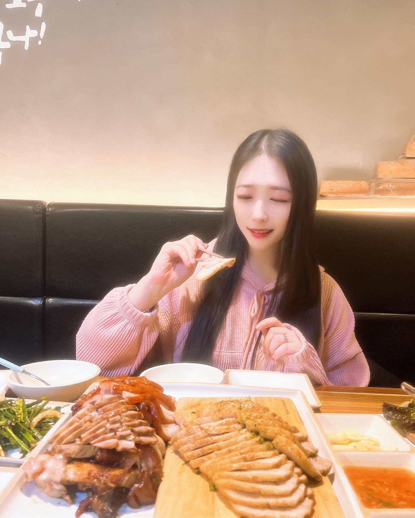 #더족꾼 #협찬 

당일에 삶아서 쫀득쫀득 맛있는 족발😋😋😋
100% 국내산 생족만 사용해서 맛있을 수 밖에 없어요~
너무 맛있어서 뼈까지 발라먹었어요..ㅋㅋㅋ
다들 저보고 사탕먹냐며..🤣
칸막이자리도 있고 안쪽자리는 아늑해서 좋더라구용!

#구래동맛집 #김포족발 #김포보쌈 #구래역족발 #구래역보쌈 #구래동배달맛집 #예니 #촬영 #셀피 #패션디자이너 #크리에이터 #모델 #화보촬영 #팔로우 #팔로잉 #팔로워 #팔로미 #오오티디 #맞팔 #맞팔댓글 #맞팔해요 #좋반 #연기 #선팔 #반사 #좋아요 #소통 #followers