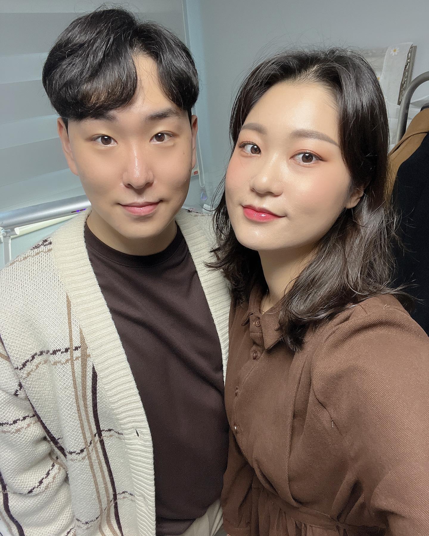 .
22.10.09
예곤커플 2주년 데이트코스 1차
.
일단 브라운계열의 시밀러룩..
으로 가려다가
.
커플 가디건을 입고,
결국 커플룩으로
예쁘게 차려입고
집을 나서기
.
홍대 1번출구에 위치한
로운에 도착해 샤브샤브 냠냠
(비오는 날의 로운은 늘 웨이팅이 있다ㅏㅏㅏ)
.
로운의 가격은 평일점심/저녁
주말점심/저녁 으로 달라진닷
자세한 가격은 마지막 사진에
👉👉👉
.
배터지게 먹고도 죽이나 칼국수는
꼭 만들어 먹어주기!
.
+++팁
해당 지점에만 있는지는 모르겠지만
한라봉 젤라또에
생크림을 얹어서 꼭 먹어보시길
저세상 맛있음이랍니다🙌
.
2차에서 계속!
.