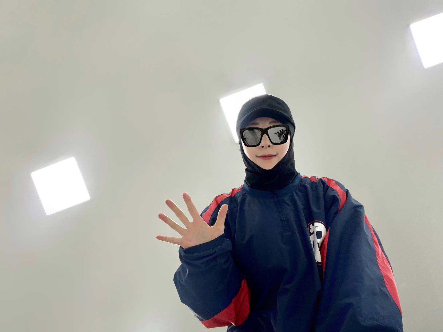 .
#20240104 (목) 7시 ~7:55
#석촌호수 #인터벌러닝 #걷뛰 🎶
외곽 (위쪽 길) 2바퀴 / 거리 5.20km 
40분 소요(스트레칭, 휴식 포함 55분)

겨울에 넘 바빠져서 3~4주 등산을
쉬었더니 몸이 다시 또 쓰레기가 됐; 
이대로는 안 되겠다 싶어 짧굵 걷뛰! 
뛰고 오니 무척 개운하네요 으갸갸갸 
동친들 고생 많았어요 좋은 기운으로 
해피데이 보냅시다잉!!!! 💪🏼😃👍🏼 

#석촌호수러닝 #오전러닝 #러닝 
#운동만이살길 #같이운동해요 :) 
#달리기 #오전운동 #뜀박질 #🏃🏻‍♀️
#오런완 #오운완 #달려달려 🎶
