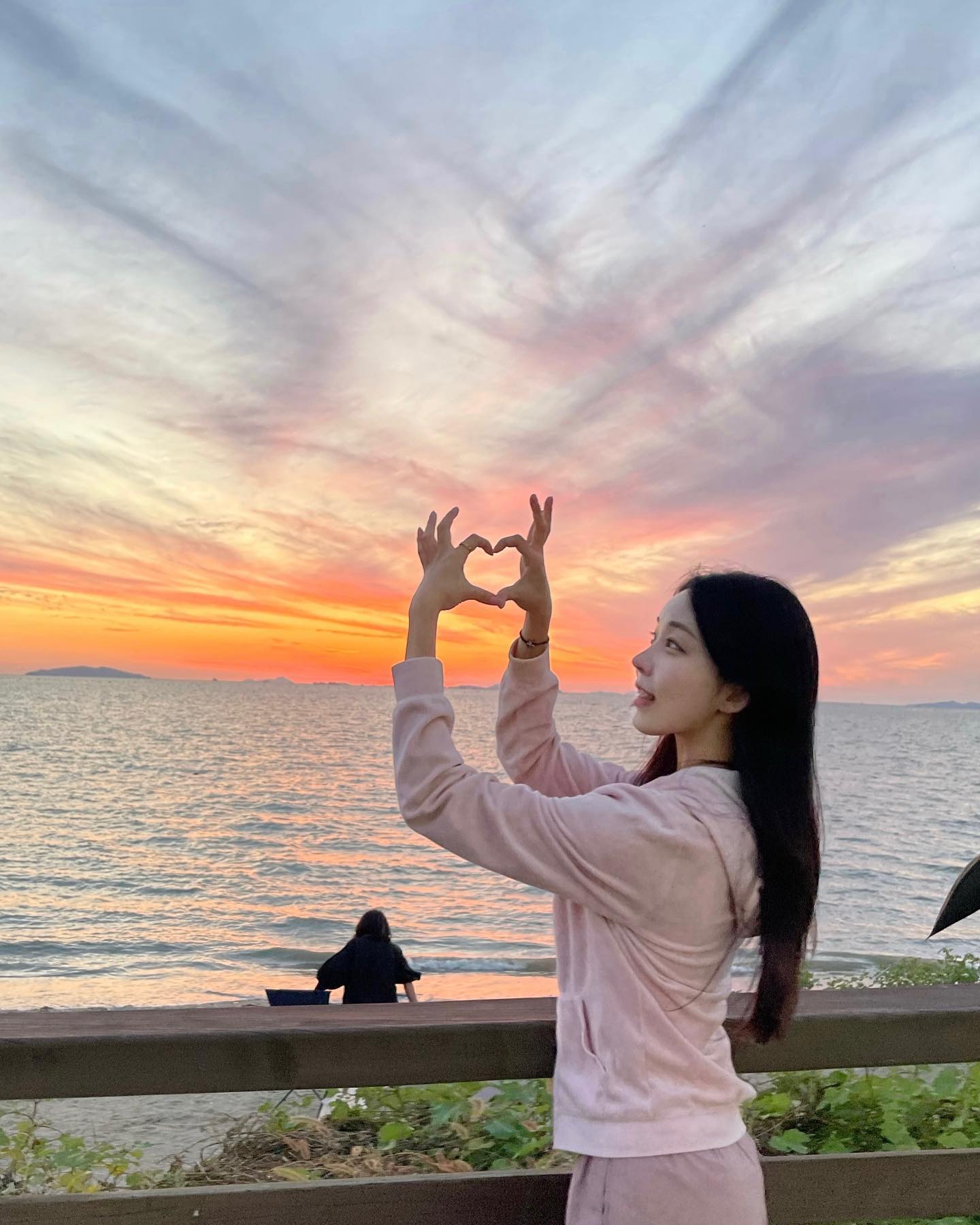 노을 지는 솜사탕 하늘 🍬🍭☁️
반짝반짝 윤슬✨ 이 선선한 날씨 못 잃어  ᜊ⃰ ⃰ !!