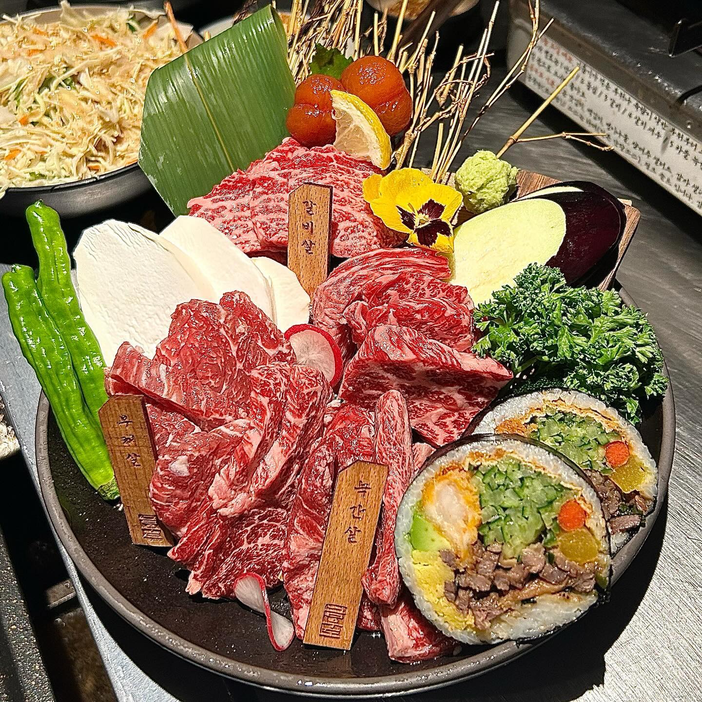협찬) 잠실 데이트 하기 딱 좋은 분위기 고기맛집!!
#금우도 #잠실맛집 

🍴진짜 데이트하기 왕왕 좋은 맛집 찾았당 ㅜㅜㅜ 분위기부터 고기 비주얼까지 미쳤음

🍴들어가면서부터 느껴지는 고급진 분위기!! 미리 예약하고 가면 테이블 세팅을 먼저 해주시는데 완전 대우받는 기분이라구><

🍴우리는 2인 와규 모듬 시켰는데 들어오는 비주럴에 놀랬음... 어떻게 이렇게 예쁘게 플레이팅을 해주시는거에여 ㅜㅜㅜ

🍴각자 집게를 잡고 한점씩 구워먹는데 친구랑 같은 부위를 한점씩 같이 먹으면서 고기 맛에 대해서 대화하면서 먹었당 완전 미식가가 된 너낌❤️

🍴밥먹고 석촌호수가서 산책하면 완벽한 하루 끝!! 금우도 위치가 너무 좋아서 데이트 하기 딱이당 잠실에서 데이트 하실 분들 모두 금우도로 고고 하셍💓

 

📍서울 송파구 오금로11길 30 2층

#방이동맛집 #석촌호수맛집 #방이동먹자골목맛집 #방이동소고기 #방이소고기맛집 #잠실역맛집 #방이동야끼니꾸 #방이동회식 #방이동고기집 #잠실고기집 #잠실역고기집