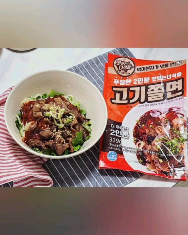 #맛있는녀석들고기쫄면
#자세한건네이버검색 
쫄면을 좋아하는데 아무래도 면만 먹으면 좀 아쉽다 싶은데 고기랑 같이 있어 굿~!! 개봉해보면 불고기, 쫄면사리, 양념장, 참기름, 식초까지 동봉되어 있어 언제 어디서나 다른 재료없이 간편하게 조리해 먹을수 있는 구성 
.
면 해동해서 풀어준후 삶아주고 석쇠불고기는 팬에 볶아주면 되니 조리법이 완전 간편~!! 불고기 불향 가득하고 쫄면의 양념이 정말 맛있어염~!! 집에 있던 콩나물이랑 상추 곁들여 먹으니 더 푸짐하고 맛있었다능~~♡
.
#맛녀석 #맛있는녀석들 #밀키트 #런칭 #맛녀석밀키트 #소통 #좋아요 #캠핑 #자취 #혼밥 #혼술 #홈파티 #집들이 #집들이음식 #