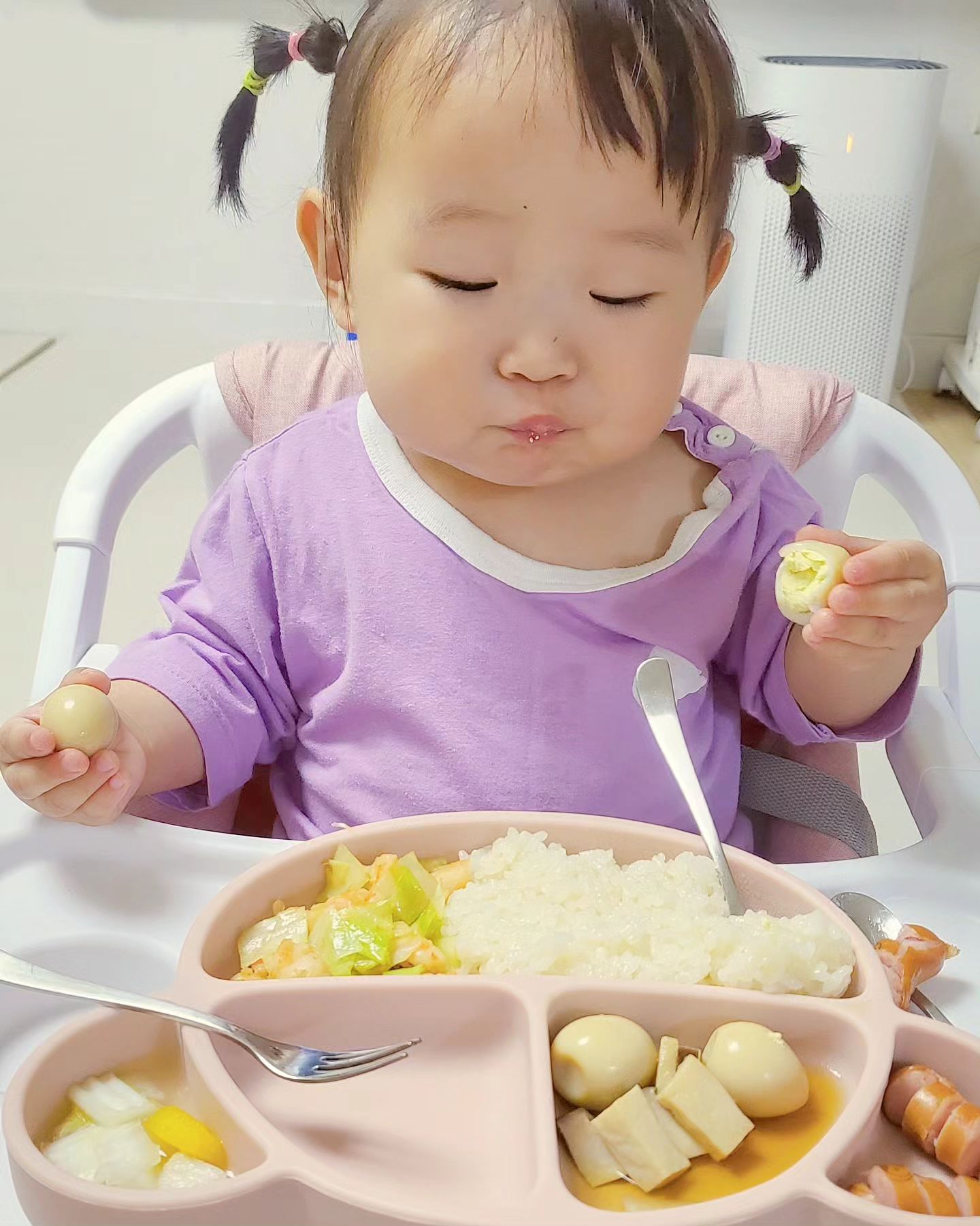 #사랑해리우야 #지난일상

일하느라 늘 바쁜 엄마라 아침,저녁만큼은
내 손으로 해주고싶은 맘에 차려주는 울 아가 식판!
매번 쉬운 것들로만 해주다보니.. 늘 비슷한 음식이지만
뚝딱 한그릇 다 맛나게 먹어주는 리우 모습에 뿌듯!

엄마가 더 노력할게, 내새꾸 ❤️

#14개월 #14개월아기 #대구맘 #대구맘소통 #육아맘 #육아소통 #육아 #육아맞팔 #육아일상 #육아일기 #아기일상 #아기스타그램 #아기 #아기ootd #대구맘스타그램 #baby