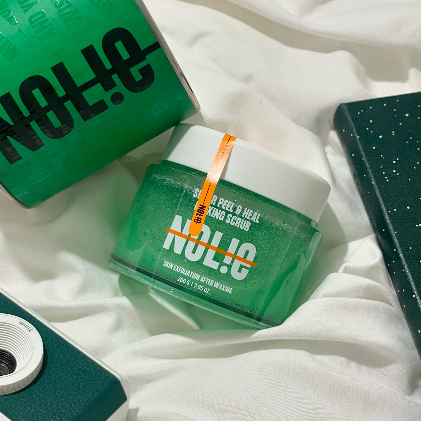 #협찬 nolie__official
🛁노우라이 슈가 필 앤드 힐 왁싱 스크럽

왁싱 후 이중 각질 케어는 물론.ᐟ.ᐟ
여름철 각질이 고민되는 모든 피부에 사용 가능한,
노우라이의 슈가 필 앤드 힐 왁싱 스크럽사용해봤어요☺︎ᡣ𐭩

상큼시원한 레몬&진저 향이라
남녀모두 호불호 없이 사용할 수 있을 것 같아요ṑṑ

💚전국 올리브영 온/오프라인에서 1+1 기획세트로 만나보실 수 있어용💚
 

🪴식물 유래 비건 포뮬러로, 미세 플라스틱과 10가지 유해 의심 성분❌
🧼왁싱부위+각질이 고민되는 부분(팔꿈치, 발 뒷꿈치)어디든 사용가능🙆🏻‍♀️
🧴저자극 리얼 슈가 40% 함유, 오일 FREE(저자극 테스트 완료)
🍃자연 유래 글리세린 성분을 사용해 끈적이지 않고 산뜻해요.ᐟ

#NOLIE #nolie #노우라이
#슈가필앤드힐왁싱스크럽 #노우라이왁싱스크럽
#왁싱스크럽 #왁싱스크럽추천 
#스크럽 #스크럽추천 #바디스크럽 #바디스크럽추천