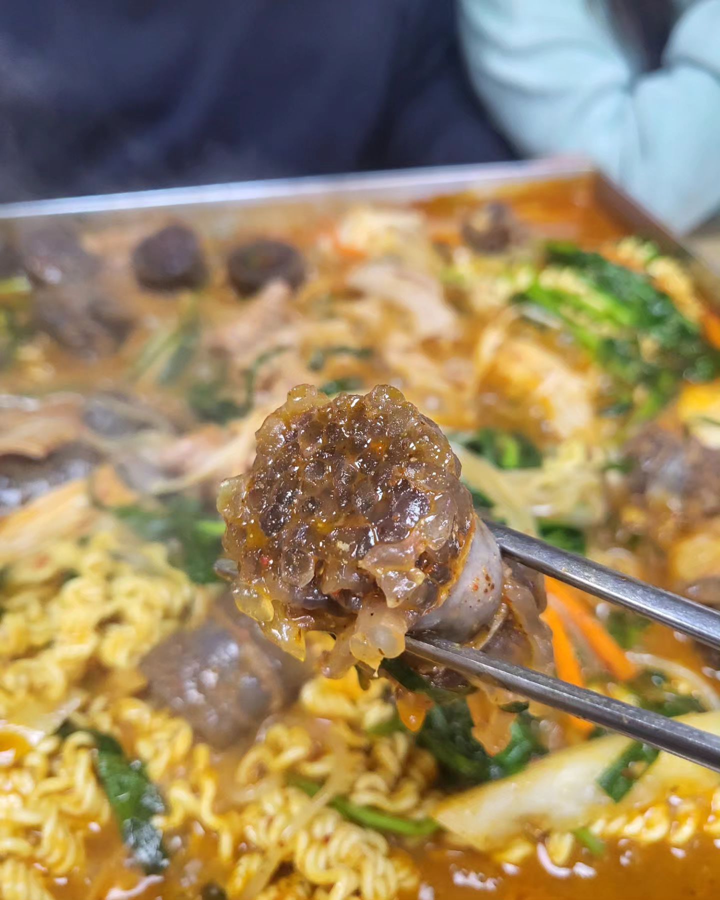 #협찬 

너무 맛있게 먹어서 재탕피드
적당히 매콤하니 잡내 없고 
물김치, 무생채. 단무지까지 맛있으면 우째!!!

대식가 가족이지만 3인분에 
라면사리추가 볶음밥 추가하면
배불리 먹을수 있음☺️

서비스로 음료수에 슬러시!
갈때 젤리까지 챙겨주시고^^

사장님 젊고 유쾌하시며 
친절함까지 갖추셨으니

잘되는곳은 이유가 있다‼️

정말 맛있게 잘먹었습니다 🩷

📍 수원시 팔달구 팔달문로 19 (지동, 지동시장) 
지동순대타운 원조엄마네

#원조엄마네 #지동시장순대타운 #수원지동시장순대타운 #지동시장순대 #지동시장 #지동시장맛집 #지동순대타운 #지동순대 #지동맛집 #수원순대곱창 #수원순대 #수원곱창 #수원곱창전골 #수원통닭거리 #남문통닭거리 #행궁동맛집 #수원순대타운 #순대타운 #수원남문맛집 #팔달문맛집 #수원화성맛집 #순대곱창볶음