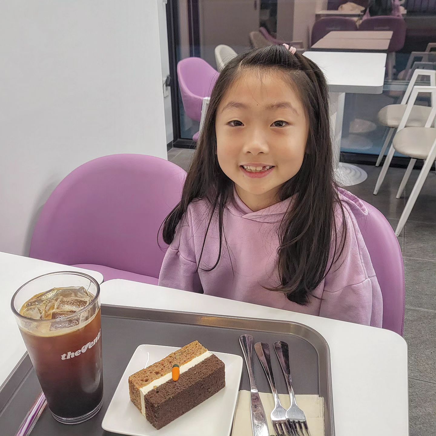 학교 보건실에서 이빨빼고온 횬디❤
.
벌써 초등학교 1학년이 끝나가네🥲
엄마가 고생이 많았지?ㅋㅋㅋ
.
길고긴 겨울방학이 우리를 기다리고 있단다.🥹
.
초1에 발사이즈220인 우리 첫찌발 소듕해🫶
.
.
#엄마랑데이트 #초1딸 #딸딸맘 #딸맘 #더벤티