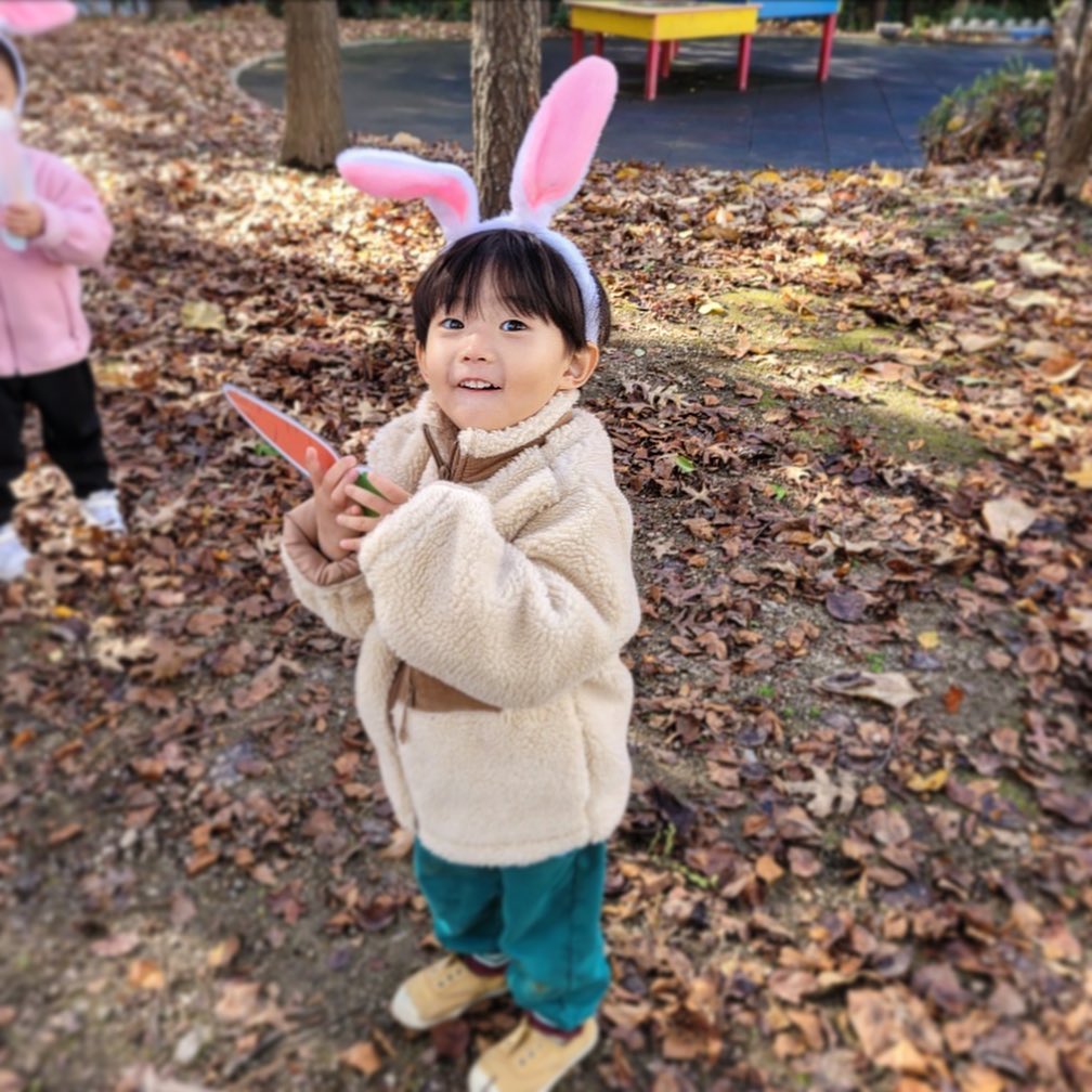 아이들은 원래 튕기면서 가는거죠?
⠀
⠀
잘 가다가 또 어린이집 안간다고 입 삐죽삐죽.
너무 튕겨대서 통통볼인줄?
가면 이렇게 잘 놀면서😅
그래도 지금은 잠시 또 잘 가는중이라
고마운 마음으로 보내고 있어 엄마는..🫶🏻
잘 간다고 또 안심할 순 없지만ㅋㅋ
⠀
⠀
⠀
⠀
#예비유치원생 태태
#호랑이태몽아기인데토끼가태어났네
#머리띠가참잘어울리는아들 ㅋㅋ
#아직이렇게귀여운데
#둘째는좀천천히커줬으면
#36개월아들