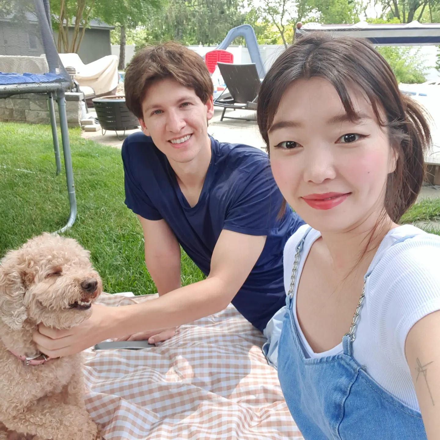#🇺🇸 지인을 통해 펫시터를 처음해 봤어요! ㅎㅎ 미국에서는 펫시터가 꽤 흔한 알바랍니당🐶 귀여운 강쥐랑 놀면서 돈벌기라니!!! OMG 리얼 꿀 알바 ㅋㅋㅋ 이 강아지의 귀여운 점은 나랑 있을때는 얌전한데 로스 보면 깨무는 장난 시작함ㅋㅋ #미국일상🇺🇸 #국제부부 #국제커플