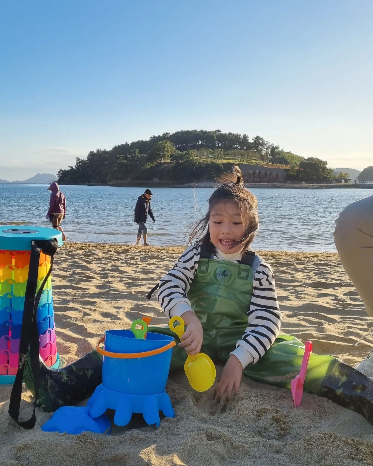 춥다...이제 그만 가자ㅋㅋㅋ
여기 뭔 이벤트가 있는건지 다들 맨발로
걷고있다.
여기 여수라고 절대 따뜻하지 않았는데
다들 대단하심.
가슴장화는3년째 뽕 빼는중.