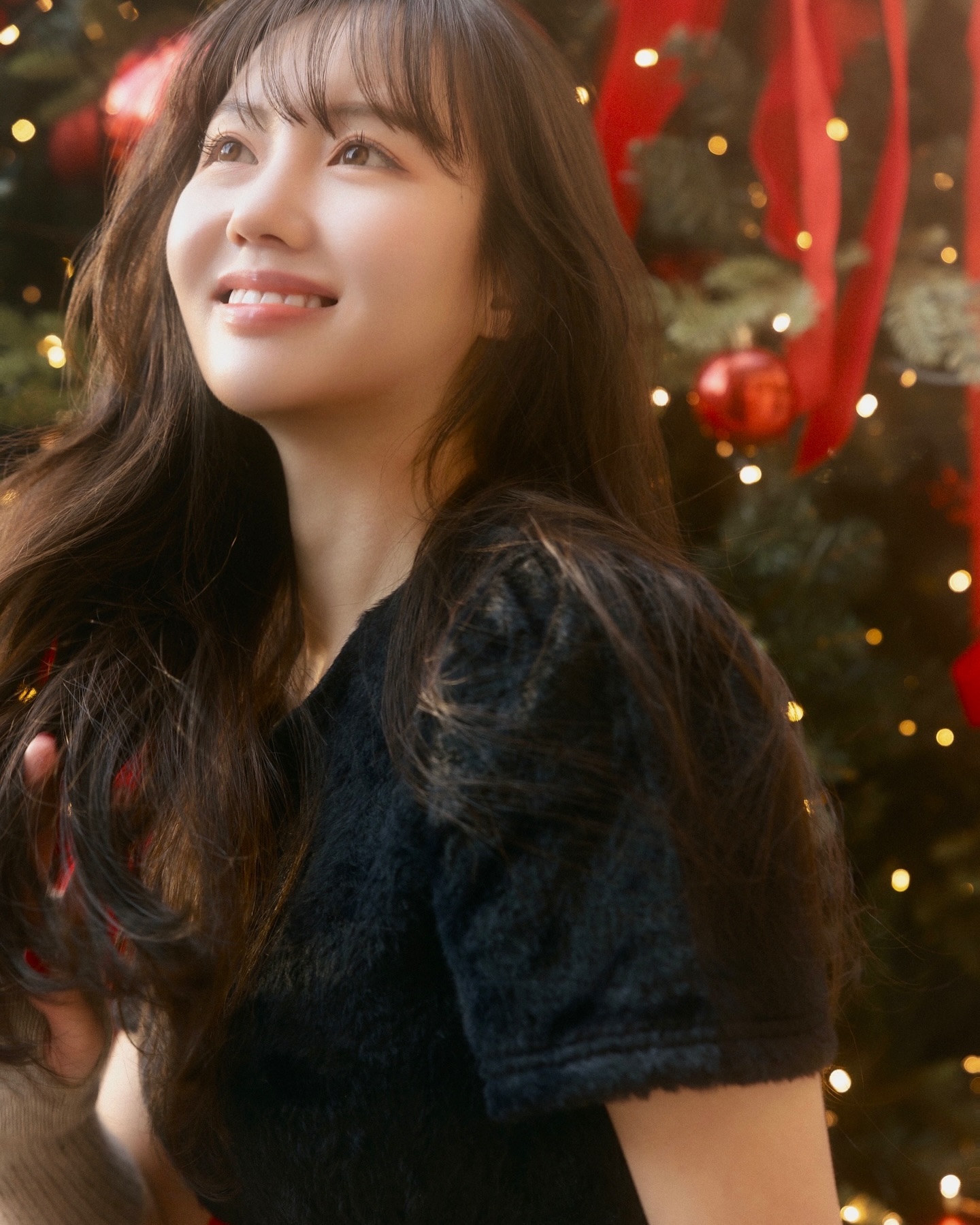 연기를 시작하고 정말 일이 없었을 때, 늘 마음속으로 되뇌던 기도가 있었어요. ‘언젠가 배우 강수현으로 불릴 수 있다면 언제나 겸손하고 베푸는 따뜻한 사람이 되겠다’고 종교는 없지만, 달이며 별이며, 심지어 작은 돌멩이 하나 쌓아 올리면서도 바라고 기도했어요ㅎㅎㅎ 운 좋게 그 바람이 이루어져, 적은 금액이지만 연말 기부를 하는 것도 벌써 삼년 째네요. 예뻐해 주시고 응원해 주신 덕분에 올 한 해도 배우 강수현으로 살아갈 수 있었습니다. 함께해 주신 모든 분들께 감사드리며, 앞으로도 지금처럼 함께해 주세요. 오래 봐요 우리 ෆ 그리고 메리크리스마스 ෆෆ