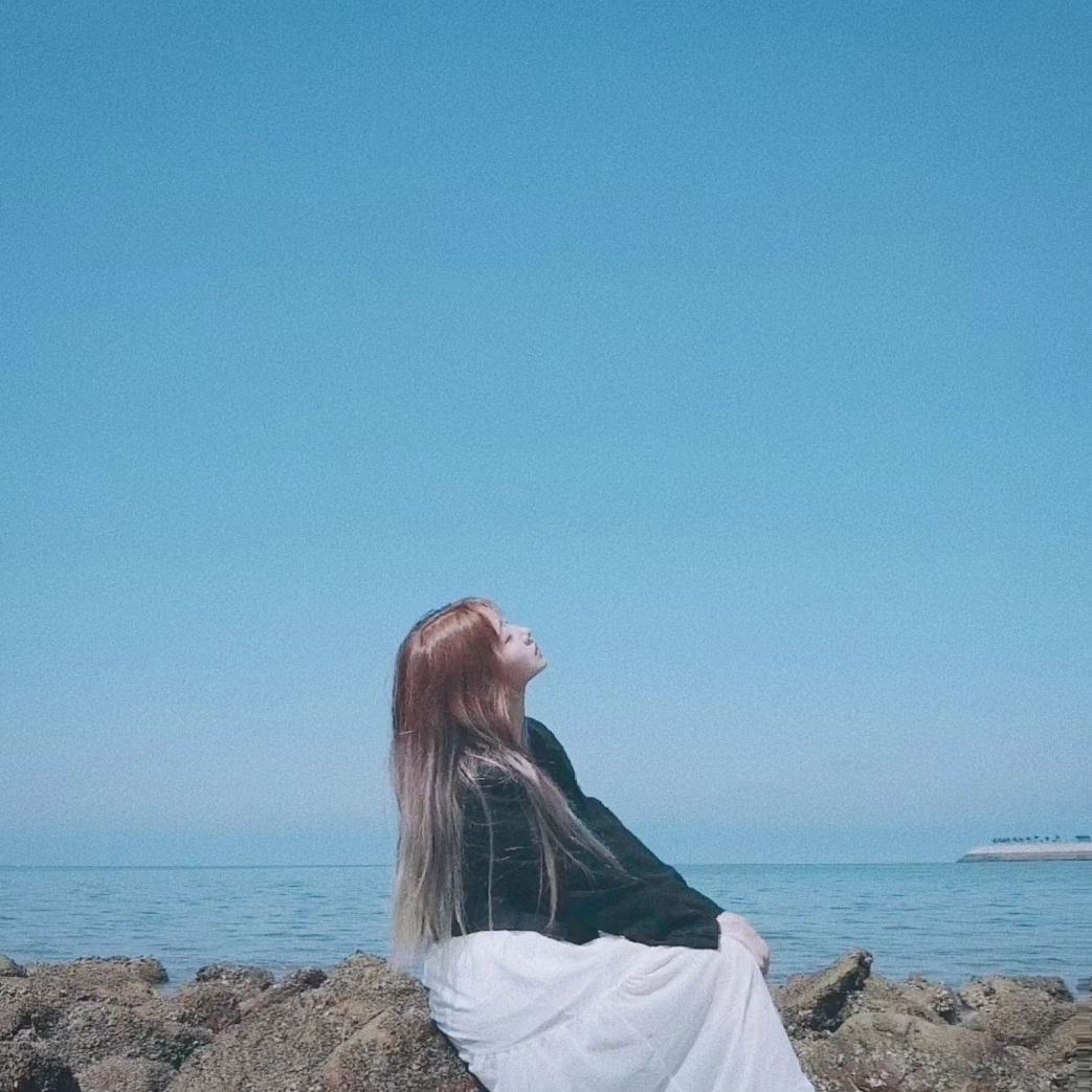 그저 제가 좋아하는 걸 해나가고 이어가고 싶은 마음으로 시작한 일이었는데 저만큼이나 좋아하고 기다리고, 
마음을 써 주신 많은 분들 덕분에 앨범을 준비하면서 
아주 큰 사랑을 느꼈습니다.
아직은 힘없는 작은 걸음일지라도 계속 응원해 주시고 사랑해 주시면 감사하겠습니다.

+처음 하는 일이다 보니 업로드에 착오가 생겨서 앨범 크레딧에서 영상 크레딧이 빠져서 여기에 첨부합니다
도와주신 분들 다들 감사해요 ❤️