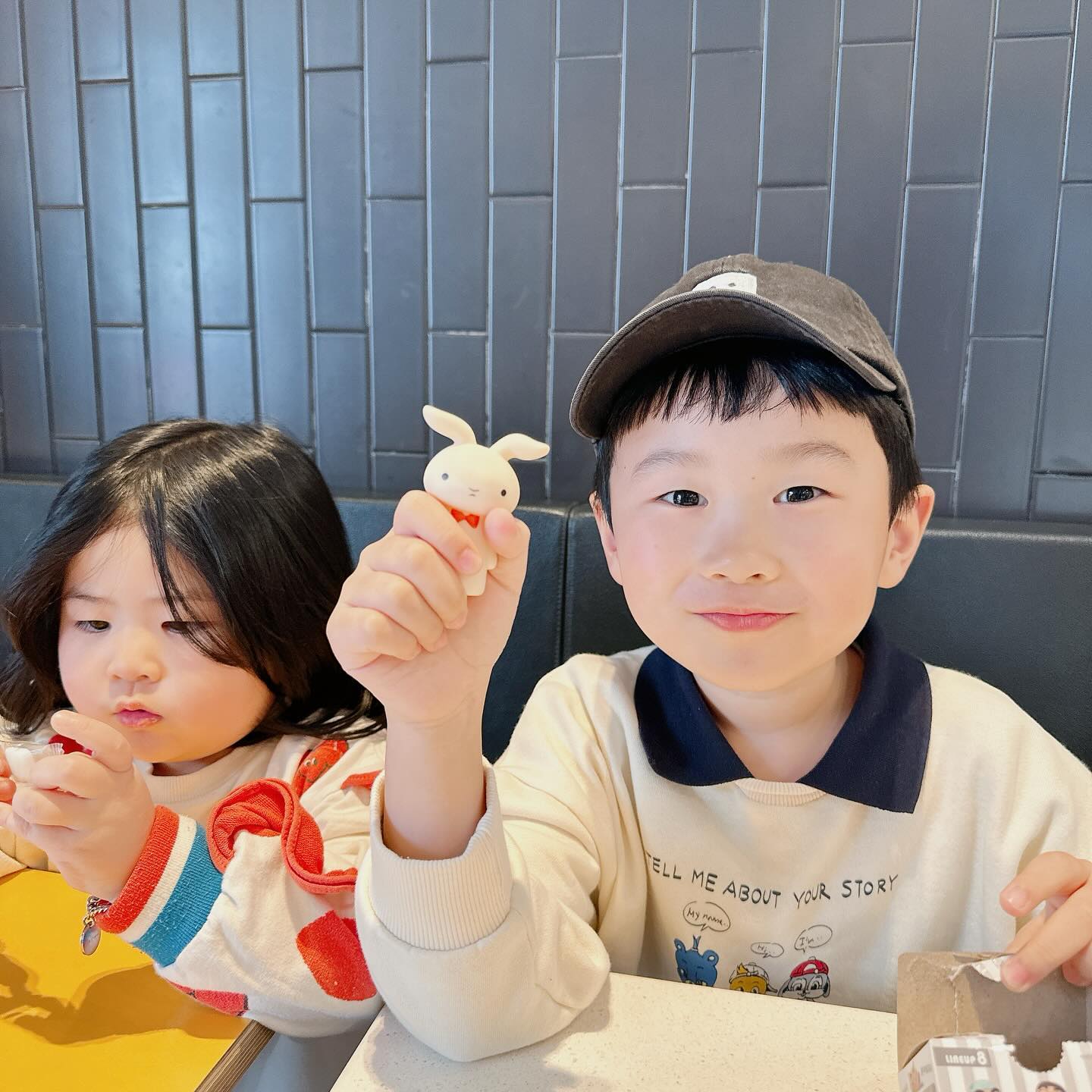 마트가면 먹고픙거 고르라고 하는데,
아직까지도 먹는거보단 장난감이 좋은
8짤 아드님 ....🫠

먹는재미를 느끼게 하는방법은 없는것인가🤯

태양 티셔츠 ⤵️

alphabebe.official 

#알파베베
#alphabebe
#유아상하복 #어린이옷
#등원룩 #등원룩추천
