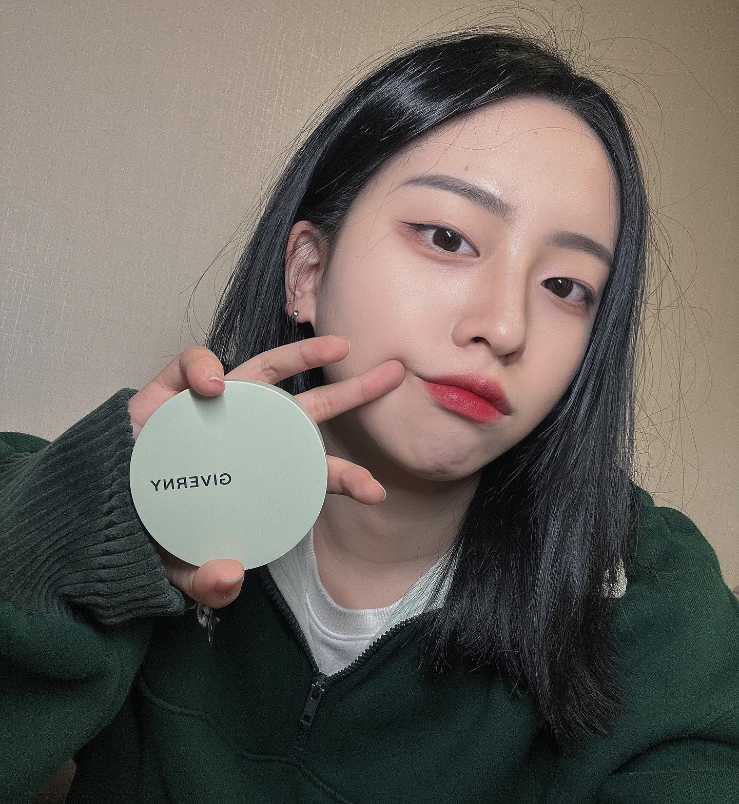 안녕하세오 쑤시에오 

쿨톤 대표로 ‘지베르니 밀착 커버 파운데이션 & 커버 쿠션‘을 사용해 봤읍니다.

뽀얀 컬러감으로 품절 대란을 일으켰다는 ‘밀착 파운데이션’을 먼저 사용 해봤읍니다. 
일단 컬러는 컬러 장인이라고 불리는 지베르니 이름처럼 뽀얀 상아빛의 파운데이션이에요. 
요즘은 두껍게 바르는 것보다 얇게~ 바른듯 안바른듯한 피부 표현이 유행인데, 유행에 맞게 얇고 투명하게 발려서 아주 좋습니다.
얇게 발리는데도 모공 커버력이나 붉은기 커버가 아주 좋아서 아침에 브러쉬로 파운데이션 슥 올려주고, 오후에 쿠션으로 수정해주면 크게 손 댈 것 없이 쉽게 수정이 가능해서 아주 애용할 것 같네요^_^ 

밀착 커버 쿠션 ! 쿠션은 파운데이션을 그대로 담아낸 것 같아요. 컬러가 파운데이션이랑 아주 똑같음. 그래서 집에서는 파운데이션으로 화장하고, 밖에 나와서는 쿠션으로 수정화장해도 티 안나고 자연스럽게 수정이 돼서 너무 좋았습니다😘

아무튼 피부 하얗고, 모공 커버가 필요하지만 두꺼운 화장은 싫으신 분들 아주 추천 합니다 ! 

#지베르니 #Giverny #밀착커버파운데이션
#파운데이션추천 #올리브영파운데이션 #17호파운데이션 #밀착커버쿠션 #쿠션추천 #올리브영쿠션 #지베르니쿠션 #뷰튜버추천