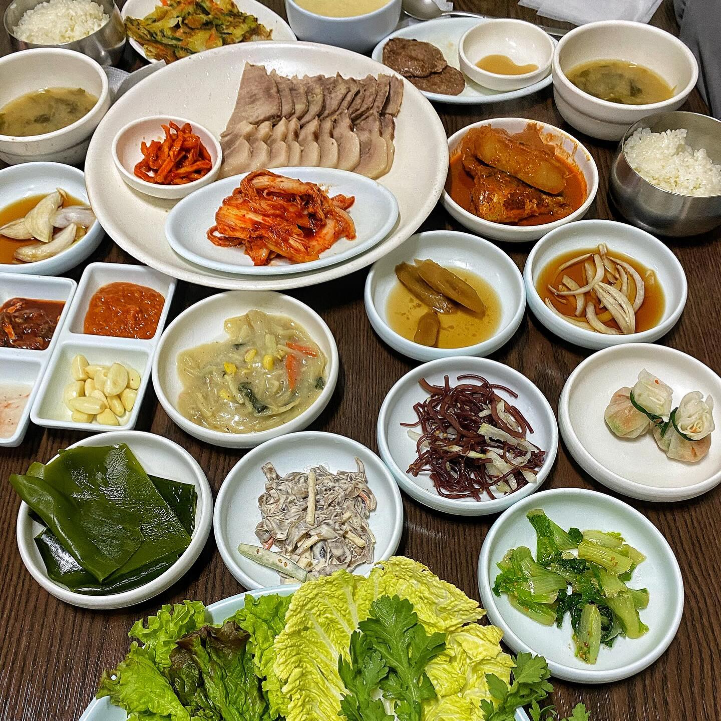 초읍 쇠미골
1인 12,000원 보쌈집. 1인도 주문 가능하다던데 대 !!!!! 박 !!!!!!
주문하자마자 숭늉으로 시작해 계~속~ 음식들이 줄줄이 나온다. 진짜 상다리 부러지겠다. 수수부꾸미에 콩비지, 야채전, 고등어무조림, 들깨콩나물조림, 야채 들어간 쌈무 (이거존맛) 거기에 된장찌개 플러스 1인 1 시락국까지 등등등....
보쌈전문점을 생각하고 간다면 살짝 실망할 수도 있고, 반찬 가짓수가 많이 나와서 여러가지 반찬을 먹을 수 있는 가성비 좋은 백반집 간다는 가벼운 생각으로 방문 한다면 완전 만족하고 나올 가게.
특별한 맛이 있어 맛집이라는 표현하긴 좀 그렇고 전체적으로 반찬 밸런스가 좋고 간도 안쎄고 가볍게 한끼 하기 좋은 집. 아무나 데려가도 좋아할 밥집!!!!!
.
.
#예동_쇠미골
#예동_초읍
#예동맛집
#쇠미골 #쇠미골보쌈 #초읍 #초읍맛집 #부산밥집추천 #부산보쌈집 #부산밥집 #초읍동맛집 #초읍동 #초읍동밥집 #초읍밥집 #서면밥집 #연지동밥집 #부산진구맛집 #부산진구밥집 #부산밥집 #부산밥집추천 #부산가성비맛집 #부산로컬맛집 #부산진구 #서면밥집 #서면맛집 #연지동맛집 #초읍어린이대공원