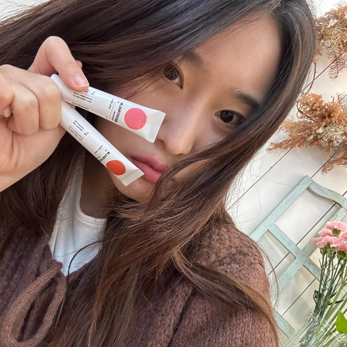 💞업체로부터 제공받은 제품입니다💞

립스틱으로 볼터치를 하긴 하던데,, 전용이 아니라서 뭔가 그렇게 안쓰는데 !! 립앤치크로 나온 튜브형 💋💄💋💄

한국인에게 잘어울리는 색으로 구성 되어 있는데, 7가지중에 두가지 색상으로 나는 같이 발랐고 ,,
손가락 하나로 입술 + 볼터치 + 아이섀도우까지 가능함 ㅠ 
나같은 귀차니즘에게 딱 ,,😝➰

손목 발색만 봐도 ,, 함께 섞으니까 색감 미쳤움 ,,
짜서 보이는거랑 손가락으로 발라서 색감 내는거랑 달라서
꼬옥꼬옥 손가락으로 색감 내보는거 츄천 ㅎㅋㅎㅋ

사진속 나는 볼터치는 정 ! 말 ! 은은하게 넣었는데,
오히려 자연스럽고 두껍게 발리지 않아서 좋아유 ,, ॰｡ཻ˚♡ 

#피치베리 #립앤치크 #베리밤 #멀티밤 #멀티밤추천 #립밤추천 #치크 #블러셔 #블러셔추천 #크림블러셔 #볼터치 #멀티컬러밤