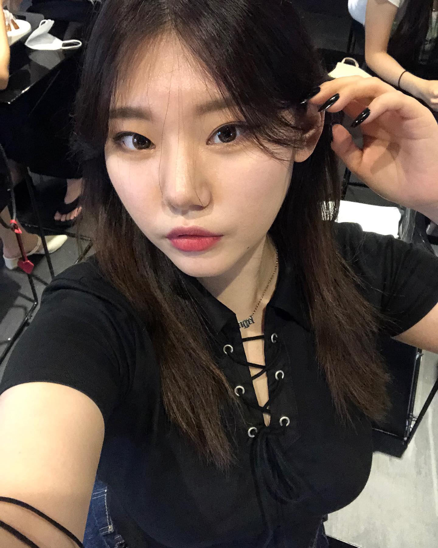 흑발을 해야하나
머리를 길러야하나
잘라야하나
탈색을 해야하나
???????