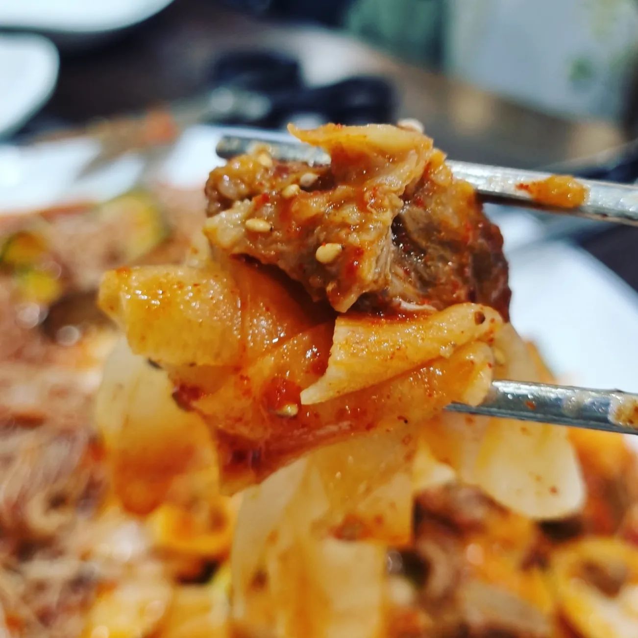 #냉면수육무침
맛집검색해서갔는데..
재료소진..😭😭
결국못먹는줄알았는데
냉면수육무침파는다른가게발견해서
바로먹으러고고함!!
냉면도맛나고수육도부드러워서굿굿👍👍
배부른데도싹싹비우고옴ㅋㅋㅋ
.
.
#목포냉면수육무침 #목포맛집 #목포맛집추천 #목포역맛집 #목포역맛집추천 #목포수육무침 #수육무침 #목포여행 #목포먹방여행 #나무포 #목포나무포 #나무포냉면수육무침