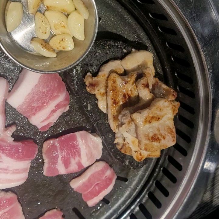 오랜만에 고기원칙!
사실 조개탕이 생각나서 왔는데
꽃삼겹도 너무 맛있어서 청하 뿌시는중.. 🍶 
불금이라 그런지 사람도 꽉 차있음
역시 맛집은 오래간다 👍 

#고기원칙#고기원칙송산신도시점 #새솔동삼겹살 #새솔동맛집 #새솔동고기집 #송산맛집