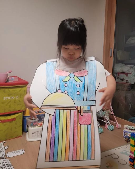sᴜɴɢ ʜᴇᴇ on Instagram: "#광고 집에서 엄마표 놀이를 해주지 못하는 게으른 엄마라 이것저것 키트를 활용하는 편인데, 그러다 알게 된 알록달룩 종이옷색칠키트! 생각보다 큰 사이즈에 놀