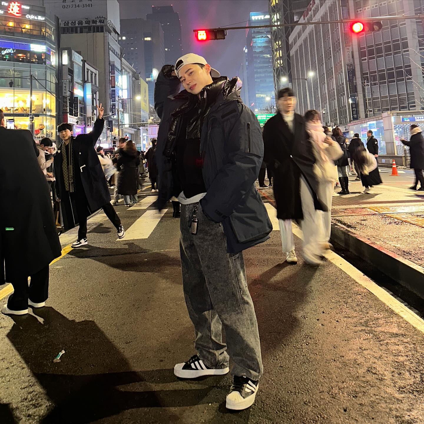 내가 23년 마지막날 하고 싶었던건

새해 계획을 머리로만이 아닌,
종이에 적어 1년 목표와 다짐을 적어내고
하나씩 이뤄가는 한해를 만들어 보고싶었어요

제 수많은 새해 목표와 다짐중
여러분들에게 공유하고 싶은 내용중 두가지는

1. 버는 만큼 나 자신에게 투자할 줄 알기
2. 돈보다 사람이 중요하다는 사실을 잊지 않기

여러분들의 다짐 또는 목표도 제게 공유해주세요
제가 간절히 함께 빌어드릴게요:)

여기 댓글에 새해 다짐, 목표 공유해주는 사람 다 이뤄져라🔥
-
-
#새해 #2024 #새해다짐 #해피뉴이어 #종각역 #종각 #제야의종 #제야의종소리