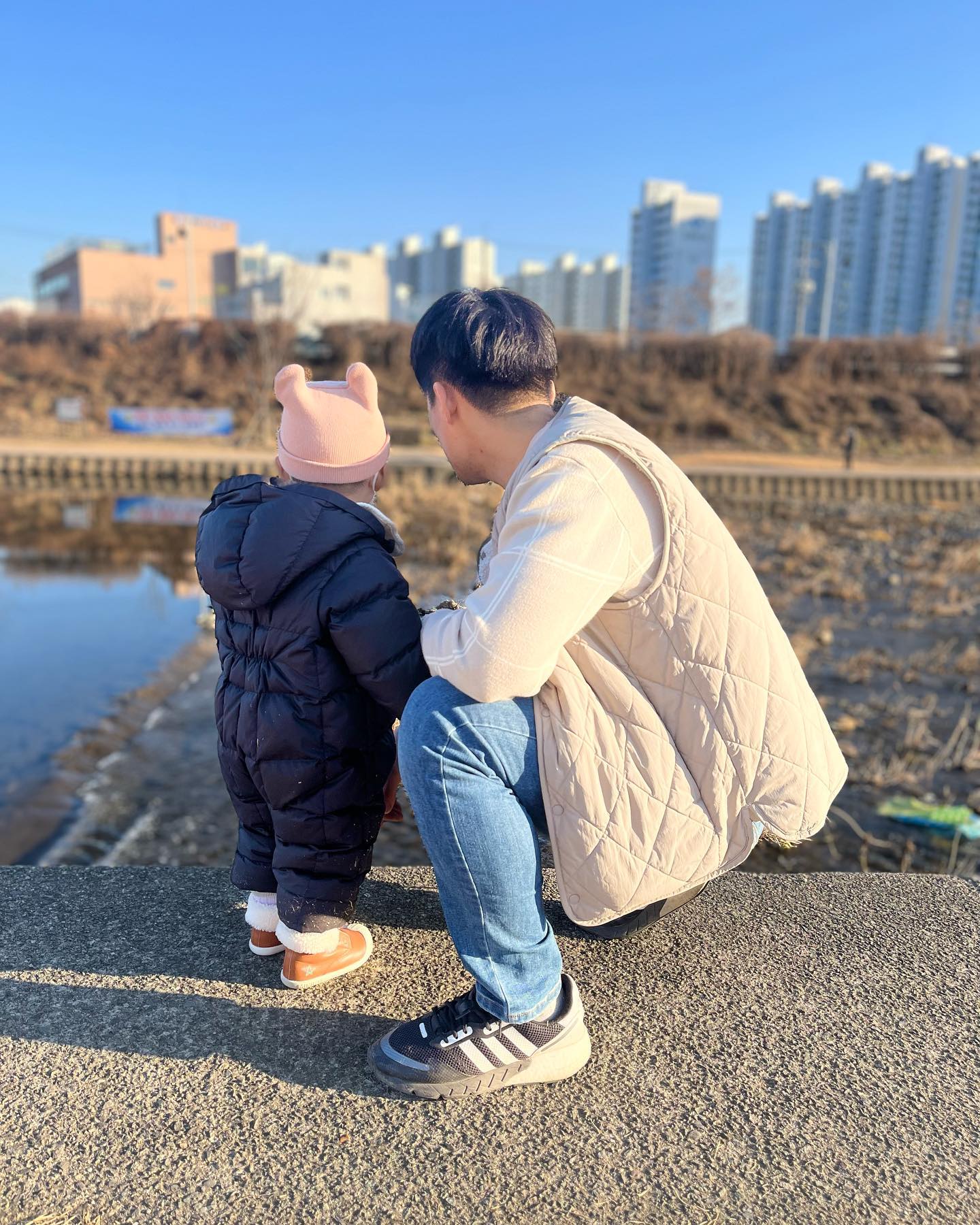 D + 647

팔거천 야외스케이트장가서 아이스튜브슬라이드 탄 날!
그런데 … 유누가 안 좋아해서 당황 ㅋㅋㅋㅋ
두번만 타고 친정 고고!

꿀 떨어지는 유뉴와 할비❤️

#21개월아기 #팔거천야외스케이트장 #대구아기랑갈만한곳 #아기외출복 #대구육아맘