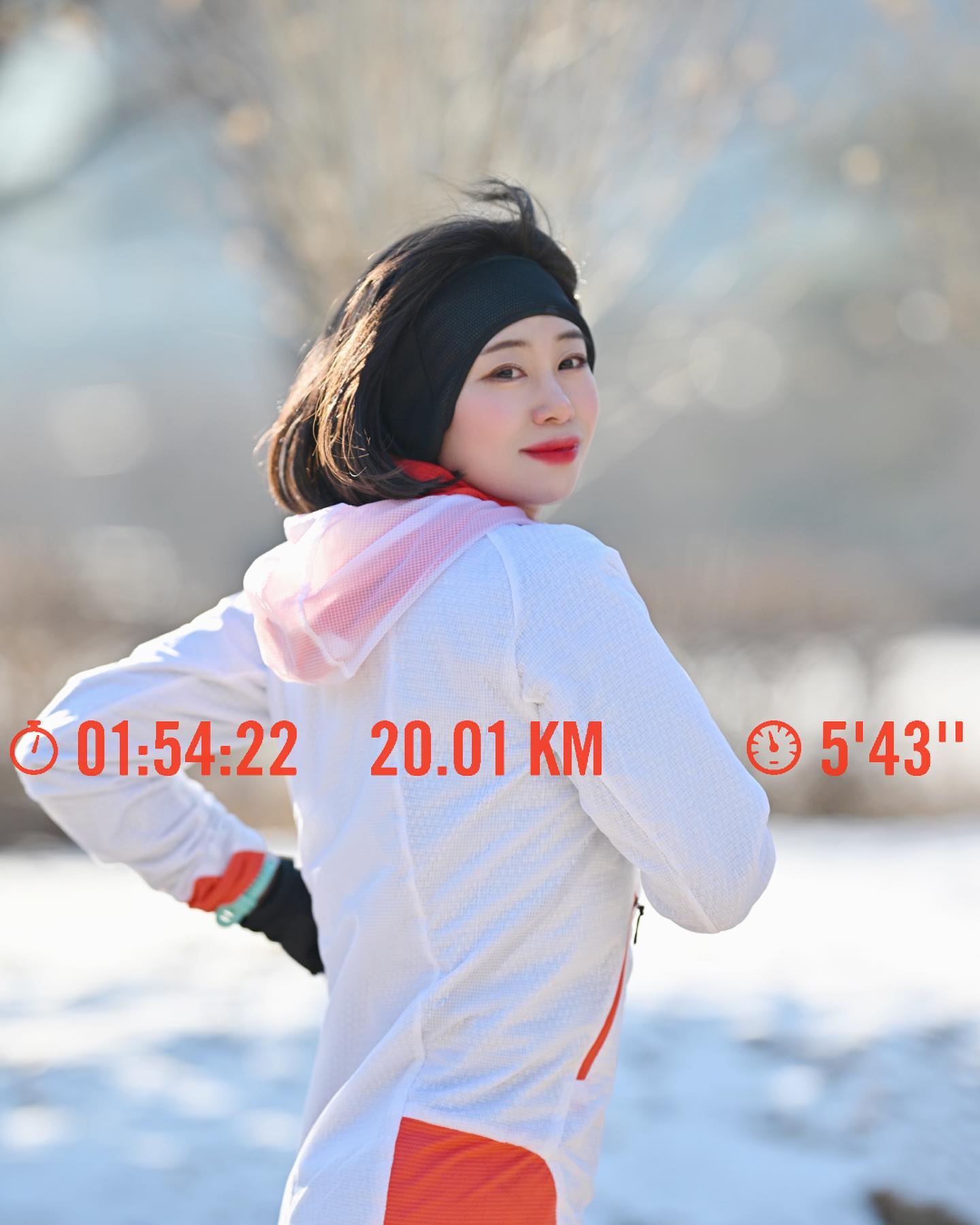 #런콥 번개런🏃🏻‍♀️⚡️
⠀
오랜만에 올리는 피드는
오랜만에 달린 피드 먼저 ♡
⠀
겨울에 잘 안뛰긴 하는데..
감기에 심하게 걸려서 계속 쉬었는데🥶
누적 거리 보니 너무 심하게 안뛰었더라....ㅋㅋㅋㅋㅋ
양심상 100k만 채워보장 꺄르르💙
⠀
#런콥러닝클래스
runday_wendy 님이 쏘아올린 25km 러닝 벙⚡️
⠀
38명이 참석 의사를 밝혔고,
myeong_7 감독님, tiberium 삼촌
pparkssing 코치님, chi___w0n 코치님, 
서포터로 오셔서 430페이서, 500페이서를 맡아주셨고 ,
짐보관(돗자리 매의 눈으로 지켜주기)
급수와 아미노 보급까지 🫨
⠀
덕분에 오랜만에 잘 뛰고 왔어요👍
감사합니다:)
⠀
페이서 없는 자유그룹에서 자유롭게 뛰다가
화장실 다녀와서 혼자가 되어버림 😙ㅋㅋㅋ
파워에이드가 얼어있어서 마시다 놀랐당🥶..
너무 추웠따 진짜🥶🥶🥶❄️
감독님 귀마개 덕분에 살았어요 감사합니다🥺
⠀
• 귀마개&장갑 #RUNCOP
• 바람막이 #고어웨어
• 러닝화 #아디오스프로3
⠀
🏃🏻‍♀️2023.12.23
#도도하라_러닝
#여의도공원 #러닝하라
⠀
#필레이디_도도하라
#필레이디 #톢톢 #런콥러닝크루
⠀
📷 tiberium