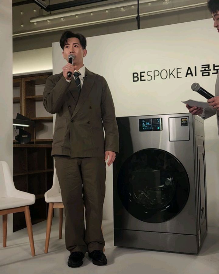 🩷

클럽 에스콰이어로서 활동한 지도 어느덧 2년? 3년?

시간 참 빠르네요.

나름 원피스도 입고 갔는데 내 사진은
하나도 못 찍었네... 끙;

항상 패션, 뷰티, 라이프스타일 분야를 막론하고
트렌드를 먼저 경험할 수 있는 기회를 주셔서
시간이 된다면 발벗고 달려가는 활동인데요.
🫂

이번에는 비스포크 AI 콤보와 함께했습니다.

세탁과 건조가 합쳐진 기계라니...
공간 절약은 40%, 평일에 집안일을 모두 끝내고
주말은 오롯이 힐링할 수 있는 혁명적인 아이템 :)

99분이면 3KG 양의 세탁물을 세탁부터 건조까지
끝내고 띠링! Auto open door 시스템으로
습기 걱정까지 날릴 수 있다네요.

😌

세상에 이렇게 삶의 질을 높여주는
아이템들이 자꾸 나오니까
눈은 높아지고 위시리스트는 늘어나고...

오늘도 열심히 돈 벌어야겠다고
다짐해봅니다. 하핫

✔️ 선물로 주신 다우니 잘 쓸게요!

웰컴 파티도 넘 가고 싶은데.. 방송 시간 겹쳐서
어찌 될지 ㅠ 늦게라도 가면 안 될까요,
멤버들 친해져서 자주 보고싶어요 🙏

😄

#비스포크AI콤보 #삼성세탁건조기 #일체형세탁건조기 #가전을나답게 #에스콰이어 #브라이언 #플라이투더스카이 #왜몰라 #안다구용 #헤헤 #청소광 #집안일 #리빙 #리빙쇼호스트