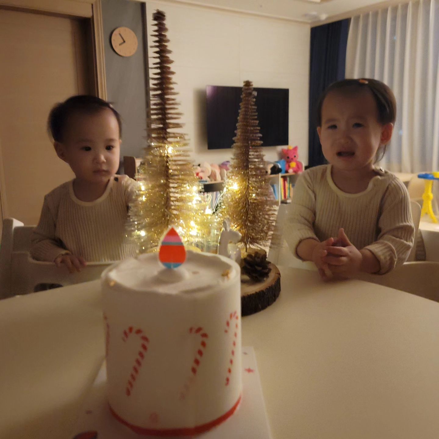 씻고 자기 전 
메리크리스마스~🎄

👶불꺼서 무서운 지아
👶반짝반짝 트리가 신기한 조아

#모두모두#메리크리스마스
#한_가정을_꾸려
#아이들과_함께보내게된_크리스마스
#크리스마스는_가족과함께_이런거구나