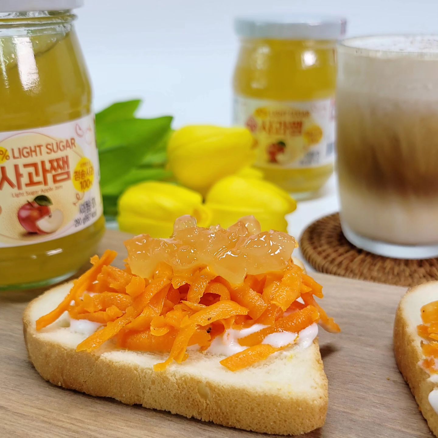 #제품협찬#오뚜기
#사과쨈

Light sugar 사과쨈 드셔보셨나요?

과육을 100% 채워 신선함과 달콤함은 그대로이면서
당 함량은 30% 저감해 부담을 줄인 
Light sugar 쨈인데요~

사과를 잘게 썰어놓은듯해서 수제느낌도있고~
제철맞은 청송사과 신선함이 그대로 느껴지는
기분좋은 단맛에 부담 없이 가볍게 즐길 수 있어요~

식빵이나 바게트에
그릭요게트에 Light sugar쨈
OR
생크림 얹고 당근라페 만들어 사과쨈과 함께 먹어보았는데~
식감도 풍미도 고급지고 맛있어요♥️👍♥️

📌간단 당근라페는요~
채썬 당근에 소금간하고 레몬올리브유 섞기

👉👉🛒ottogi_daily
* 오뚜기 Light sugar 사과잼 구매링크
https://www.ottogimall.co.kr/front/product/3094

#오뚜기사과잼 #라이트슈가잼#오뚜기라이트슈가잼 
#오뚜기라이트슈가사과잼 #라이트슈가사과잼 #잼 #디저트레시피#홈카페디저트 #홈카페 #우먼테이블
#홈카페레시피 #홈디저트 #사과쨈디저트