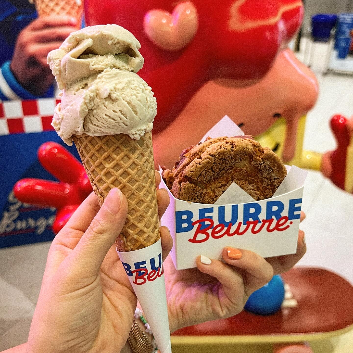 [beurrebeurre.kr] #뵈르뵈르

작년 사진 올해 올리기😅
꾸덕하고 헤비한데 시원하고 달달한
아이스크림이 땡기는 무더운 월요일..!! 

#골드레인카페 #골드레인여의도