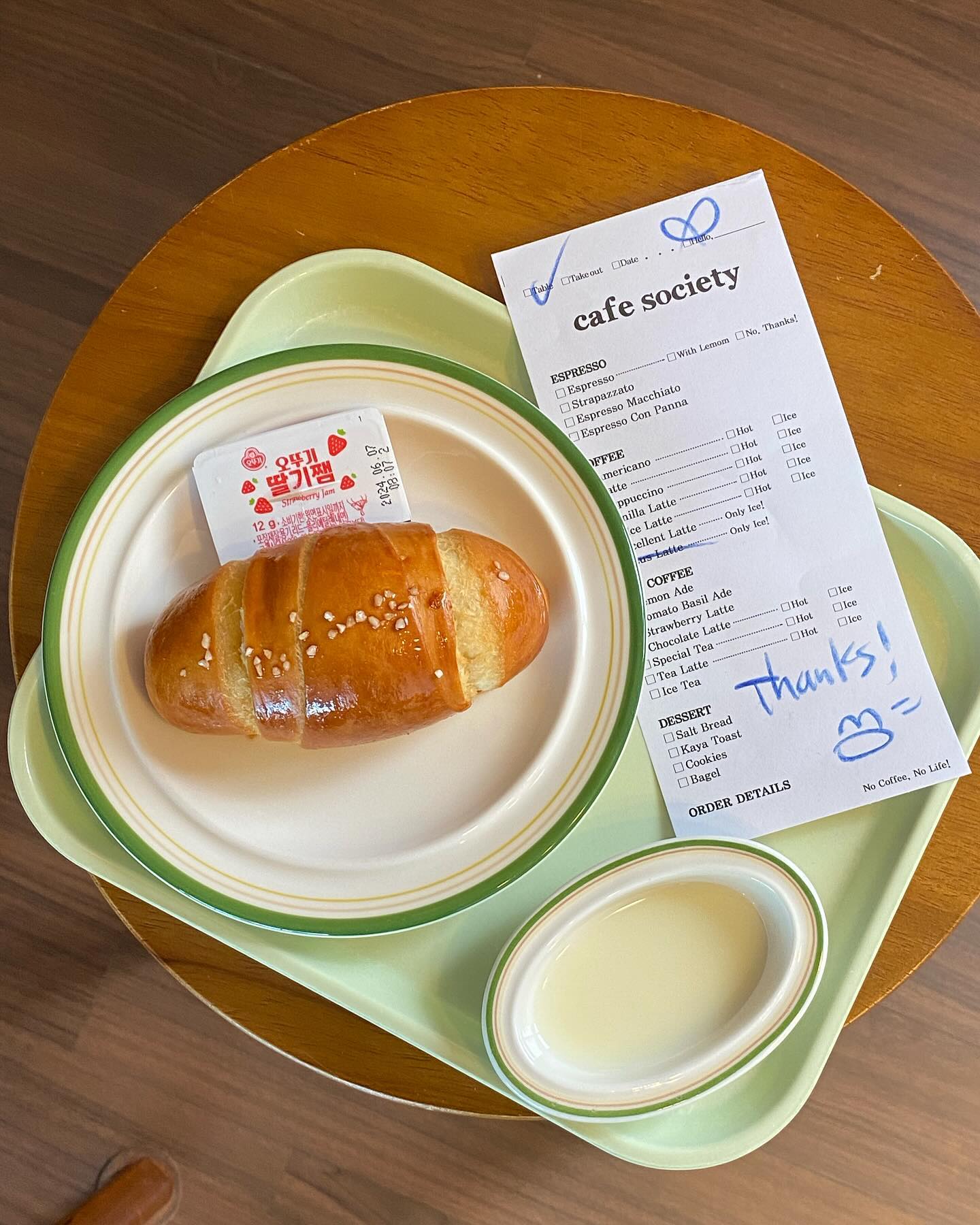 📍#죽도동 #카페소사이어티 

#소금빵 3,000원 🥐
하도 소금빵 맛집이라길래 소금빵러버 아니지만 가봤는데
뭐야 진짜 맛집이네 - - ㅋ😳🫨
겉바쟉은 아닌데 갓 나온 뜨끈한 소금빵이 진짜...
연유에 콕 찍어먹으면 진진진짜.... 나 소금빵 좋아하냐
또갈집 탕탕탕... 상대초 부근 대로변에 위치해있읍니다. 

☕️아메리카노 3,000원
🚘갓길주차- 근데이제쫌빡셈.. 자리가 별로 없어예
🐶애견동반가능
❌정기휴무 없음? 인스타 확인

#포항카페 #포항애견동반카페 #포항소금빵 #죽도동카페 #포항카페추천 #포항카페소사이어티 #포항소사이어티
