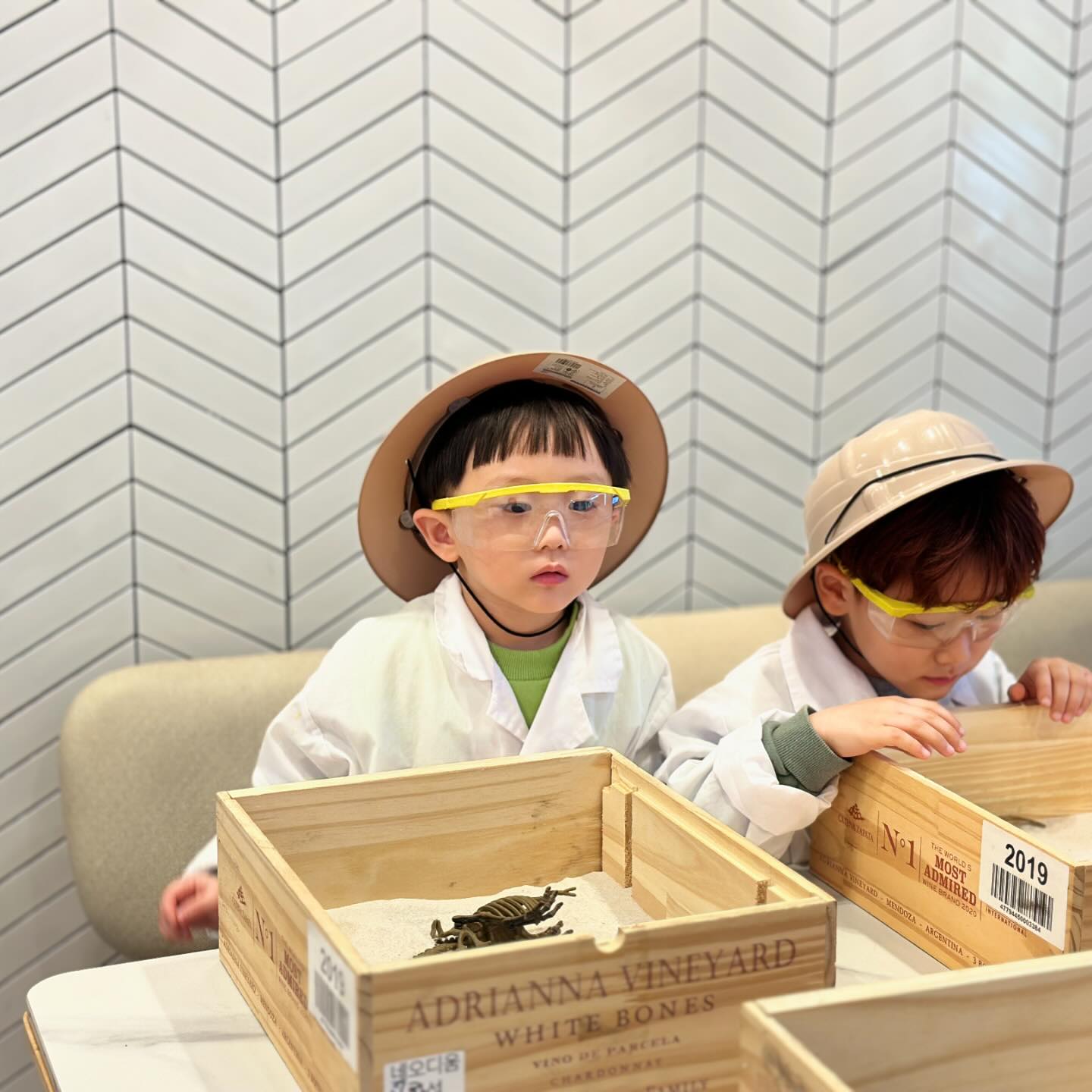 #과학실험 

🧪🥼
과학 실험하러 양산 고고
공룡 석고방향제 - 공룡화석발굴 - 화산폭발

마지막 마무리는
키즈카페가 있는 음식점 먹부림
오늘 주말도 알차게 보내기 완료 ! 🫡
