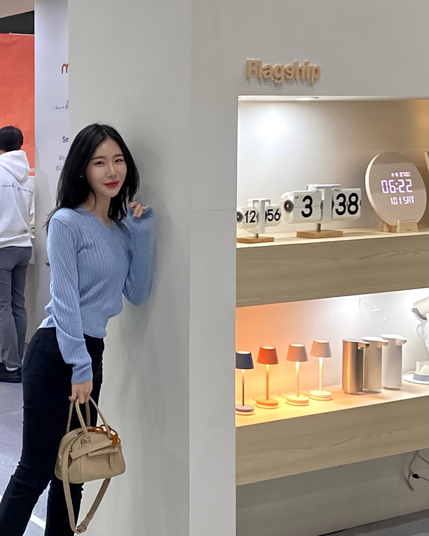 지난 주말 들렀던 코엑스 서울리빙디자인페어!

무아스 부스에서 만난 너무 똑똑했던 드라이어..(영상)
디자인, 성능, 기능 모두 높은데 코스트코에서 7만원 대라는 게 놀랍고
그 외 다양한 브랜드 구경하면서 이벤트 참여해봤지만^^* 응 역시 뽑기는 다 꽝손 ^^* 바지 무릎은 어디에 뜯겼나 구멍도 나구ㅋㅋㅋ

저녁에는 고터 파미에스테이션쪽에 있는 아웃백!
얼마만의 아웃백인지? 아무튼 경훈오빠 청모였는데 청첩장에 장난기 뺀 진심 멘트에 무방비로 있다가 약간 갬동(;) 침체기로 빠져들던 사람을 갈굼으로 다 살려놨었지ㅋㅋㅋㅋ

그러고보니 요즘 청모가 참 많네요? 어제두 청모 하핳
암튼 인스타 보너스가 생겼는데 궁금하다 궁금

#코엑스 #서울리빙디자인페어 #서울리빙디자인페어2024 
#무아스 #무드등 #드라이어 #드라이기 #청첩장 #청첩장모임
#아웃백 #파미에스테이션 #틸아이다이 #페라가모 
#크리스틴프로젝트 #봄데일리룩 #니트코디 #여자데일리룩