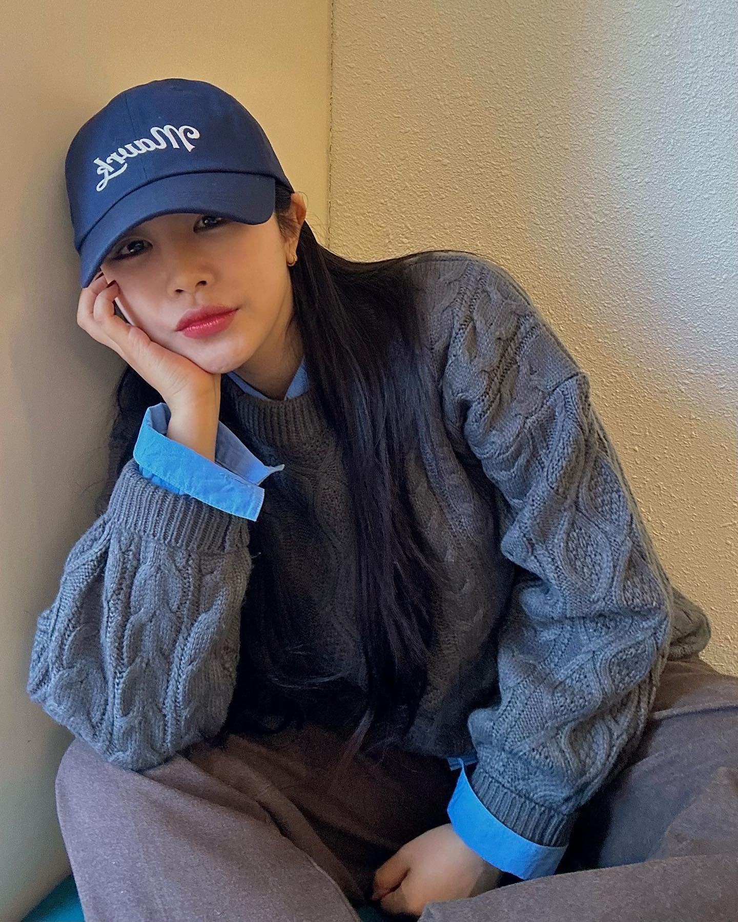 ⠀⠀
⠀
⠀
⠀
쿨하고 캐주얼한 미국 감성 좋으신 분들 주목해주세요 !
감성 좋은 브랜드 매버릭의 신상
M-30 노트 로고 볼캡이예요 -💙
⠀
⠀
요런 레터링 플레이 한끗 차이로 맘에 안차던 제품들 뿐이였는데,
제 맘에 쏙 드는 디자인이라 가져왔어용 :)
⠀
⠀
전면 패널이 넓고 모자 자체가 깊어서
쌩얼인 날도 스윽 쓰기 좋을 것 같아요 ~
사이즈 조절끈을 감쪽같이 감춰서
세상 작은 두상 만들어주는 모자 핏이 너무 예뻐요 !
퀄리티 근본인 매버릭,
넘 마음에 들어버립니닷 🧢
⠀
⠀
mavrk_official_
mavrk_maverick
#매버릭 #MAVRK #볼캡 #볼캡코디 #무신사 #29CM #스트릿웨어 #짐웨어 #스포츠웨어 #꾸안꾸 #오오티디
⠀
⠀
⠀