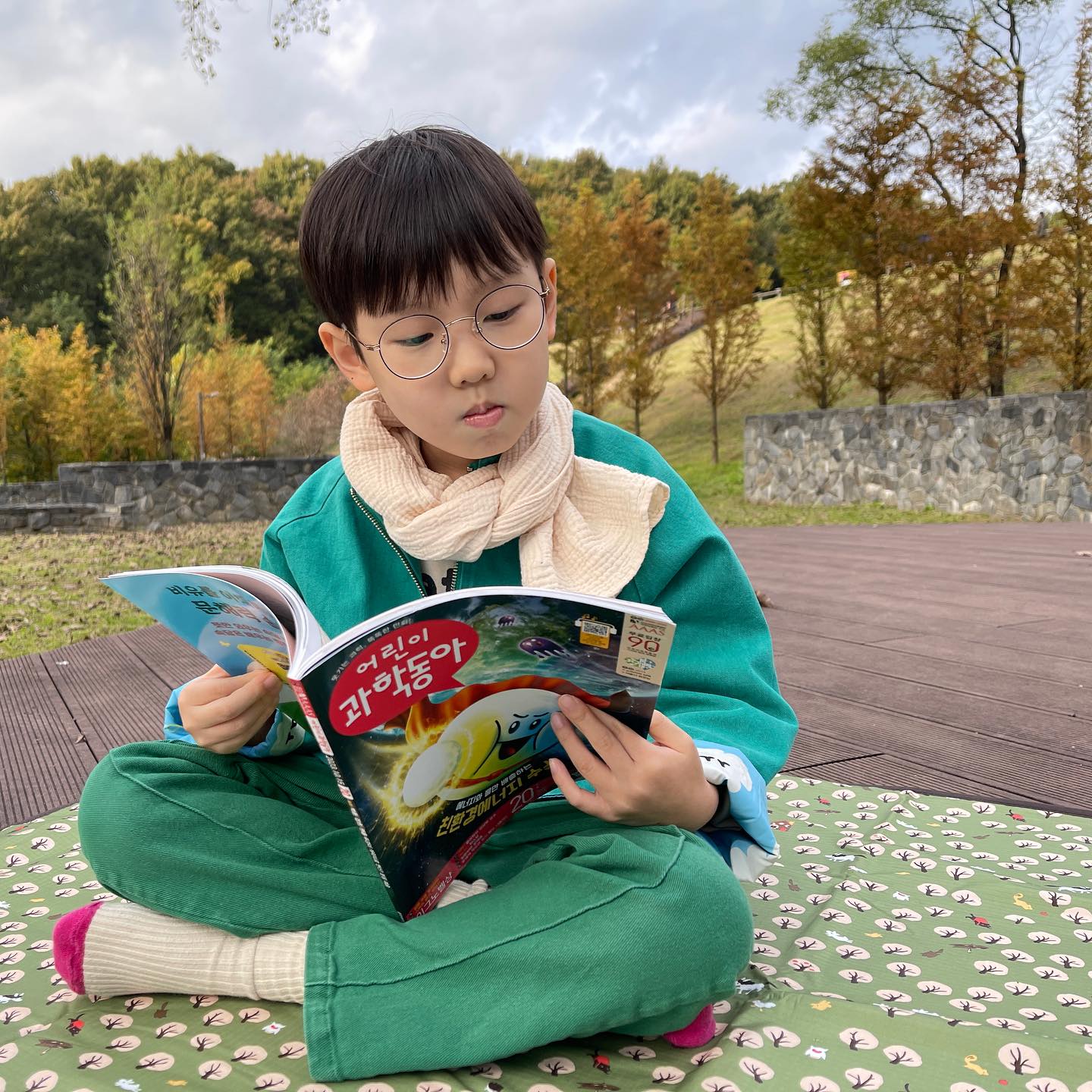도서제공 | 어린이과학동아 🍁 노벨상을 패러디해 만든 이그노벨상은 엉뚱하고 재치있는 괴짜 과학자들에게 주어지는 특별한 상인데요. 
세상 진지할것 같은 과학자들의 다른 면모를 엿볼 수 있어서 신기하고 재미있었어요. 

아이의 엉뚱한 생각도 소중한 과학 연구 개발의 소재가 될 수도 있겠구나 하는 생각이 들더라고요. 

오늘도 역시나 어과동 초등과학책 보면서 생각에 날개를 달아보는 아들. 
어린이과학동아 20호에도 재미난 과학 이야기가 가득해서 즐거웠어요 ☺

#초등과학책 #어린이잡지 #어린이과학동아 #어과동 #초등과학필독서 #초등과학잡지 
eogwadong