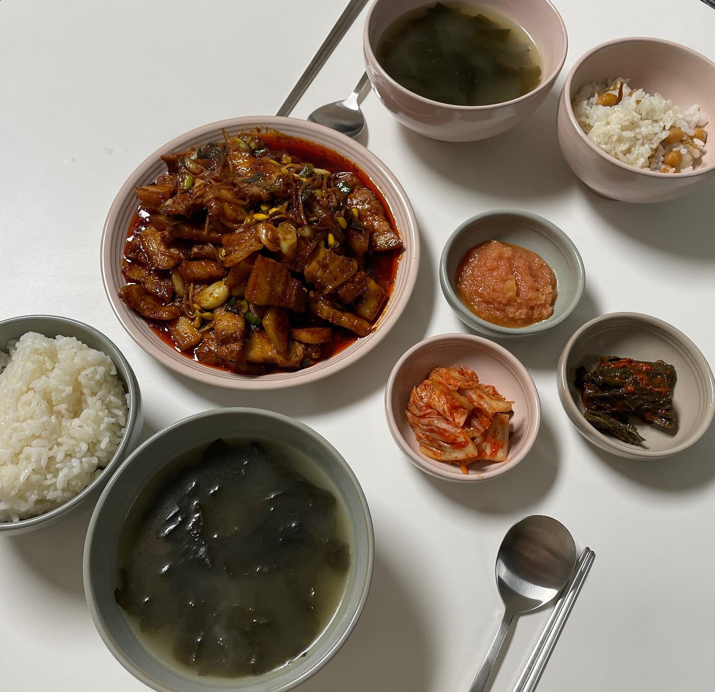 월요일에 결혼기념일이였어서, 주말에 홍천에 놀러 다녀오고 맛있는 것도 먹고 충전하고 왔어요!❤️ 사진 몇장 스토리에 올려볼게요!😆

얼마전 만들어먹은 제육볶음 한상이에요! 오겹살 사서 만들었더니 간 베는게 조금 아쉬웠지만, 콩나물까지 넣어주니 식감이 좋고 맛있었어요~ 그리고 명란에 다진마늘이랑 참기름 쪼르륵 넣어 양념해서 밥에 비벼 먹으니 너무 맛있더라고요💕 
제육에도 비벼먹고 명란에도 비벼먹고 요고들 아주 밥도둑들입니다❤️

오늘은 오랜만에 염색하러 미용실 가는 날이에요! 귀찮아서 미루고미루다가 드디어 갑니다🤣🤣 오후에도 화이팅하고 다녀올게요🥰
