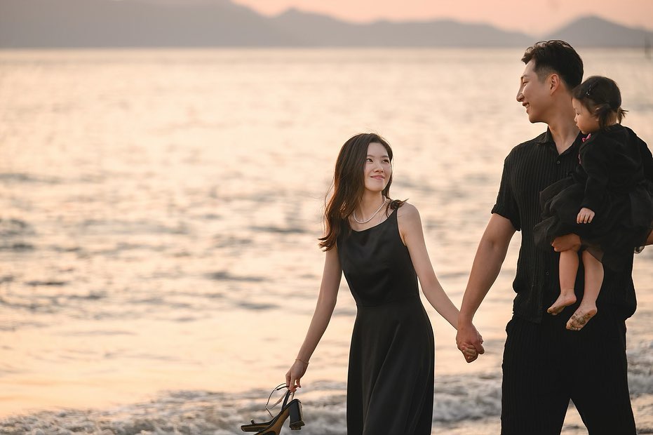 ⠀
블랙 그리고 다대포 🖤..🌊
⠀
⠀
웨딩촬영할 때 오션씬 대신 로드씬 했었는데 그때 마음은 오션씬은 언젠간 찍을 날이 많을거라 생각했다,, 근데 아기 낳고 살다 보니 아기 사진만 찍어주기 바쁜 현실,, 이번 스냅 덕분에 숨겨둔 로망 다시 이뤄버륌..🫧
⠀
⠀
⠀
⠀
📷, moonstyle_photography
⠀
⠀
⠀
⠀