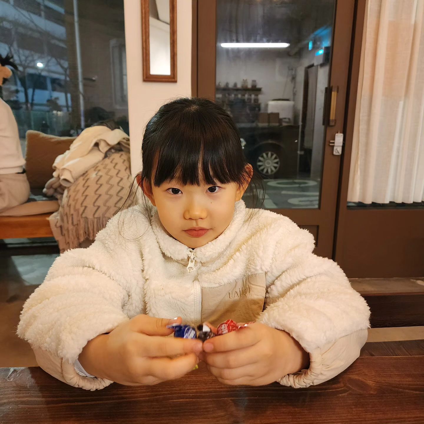 #협찬 때로는 더듸게, 머물다 가는곳
핸드드립 커피 전문점 카페 더듸
아늑하고 따스한 분위기가 좋았던 카페

커스터드 푸딩 맛에 푹 빠졌던 #myjiwoo

현생사느라 바쁜 엄마가 방학인데 재미난 곳도 데리고 못가고😭😭
밥집 카페가 유일한 사진 장소🤣

📍더듸
▫서울 은평구 연서로27길 33 1층 카페 더듸 (갈현동 502-2)
▫010-3076-1291
▫월,화,목 11:00 - 21:00 / 금,토,일 11:00 - 22:00

.
.
.
cafe__the.d
#연신내카페#은평구카페#연신내디저트#갈현동카페#연신내카페추천#은평구디저트#은평구카페추천#연신내핫플#은평구데이트#갈현동카페추천#핸드드립커피#핸드드립#푸딩맛집#수제카라멜#더듸