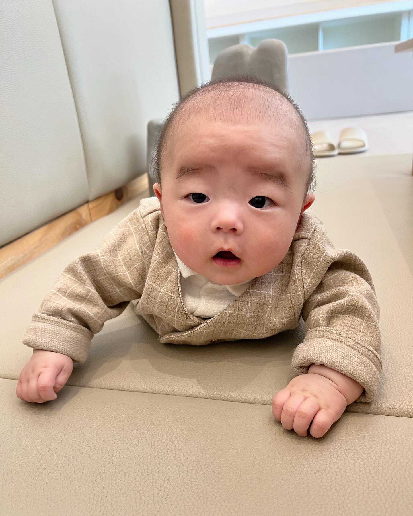 D + 129 첫 베이비 카페👶🏻

오늘 제민이가 처음으로 베이비 카페에 다녀왔어요!!☕️

너무너무 신났답니다ㅎㅎ(제민이가 신난 건지 엄마가 신난 건지는 모르겠지만ㅋㅋ)🤣

처음 가봤는데도 낯설어하지 않고 착하게 잘 놀아주고! 친구들도 막 쳐다보고 하더라고요 ᄒᄒ😏

눈이 말똥말똥 고개를 이리저리 돌리며ㅎ

너무너무 귀엽다…기절🥹

조금 더 커서 얼른 친구들이랑 놀았으면 좋겠네요!!

사실 베이비 카페가 너무 더워서 땀을 뻘뻘 흘리고..💦
여벌옷이 없어서 친구 엄마가 옷을 빌려주셨답니다!🙏🏻❤️

원래 이렇게 베이비 카페는 덥나요? ….😢
거진 반팔 입어야 할 수준ㅠ

그래도 성공적인 베이비 카페였다!❤️

엄마가 너무너무너무 즐겁고 재미있었다ㅎㅎ
고마워 우리 아들🥰

사랑해 제민❤️❤️

#베이비카페 #첫베이비카페 #꿀잼 #더워죽는줄 #히터빵빵♨️ #찜질방인줄 #그래도꿀잼🍯 #성공 #너무좋았다 #엄마 #힐링 #고마워아들 #알려뷰❤💛💚 #귀여운 #우리아들 #최고야👍 #육아 #육아소통 #육아일상 #육아스타그램 #육아맘 #육아맘소통 #아들맘 #아들맘소통 #일상 #일상소통