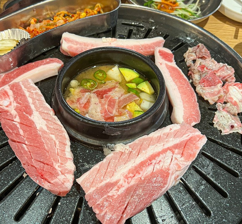 #협찬#강남돼지상회무한리필홍대점 🐷✨

고기는역시 무한리필이진리‼️
우삼겹에 대패삼겹에 대패목살까지~
대패류 고기가 많아서 구워먹기 너무편하다☺️
셀프바도 깨끗하고 완전푸짐✨
된찌 서비스는 기본이지😋

고기땡길때 든든하게 #홍대무한리필 강남돼지상회로~~

#홍대맛집#홍대삼겹살#홍대입구데이트
