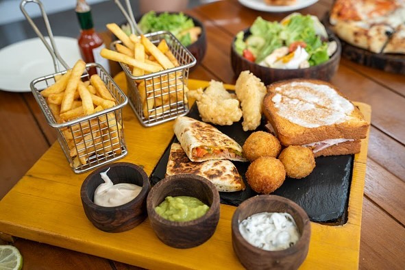 낮에는 피자 맛집
밤에는 흥겨운 클럽.
수영하다 먹다 마시다..
밤이 되면 둠칫 둠칫 미녀 DJ와 흥겨운 파티 
몰디브 오젠 라이프 마두의 낮과 밤은 24시간 즐겁다

#OZENLIFEMAADHOO #오젠라이프마두 #오젠마두 #인생은아름다워
#JOIEDEVIVRE  #오젠마두레스토랑 #오젠레스토랑 #몰디브피자맛집
#몰디브가족여행 #몰디브신혼여행 #이츠마이트래블