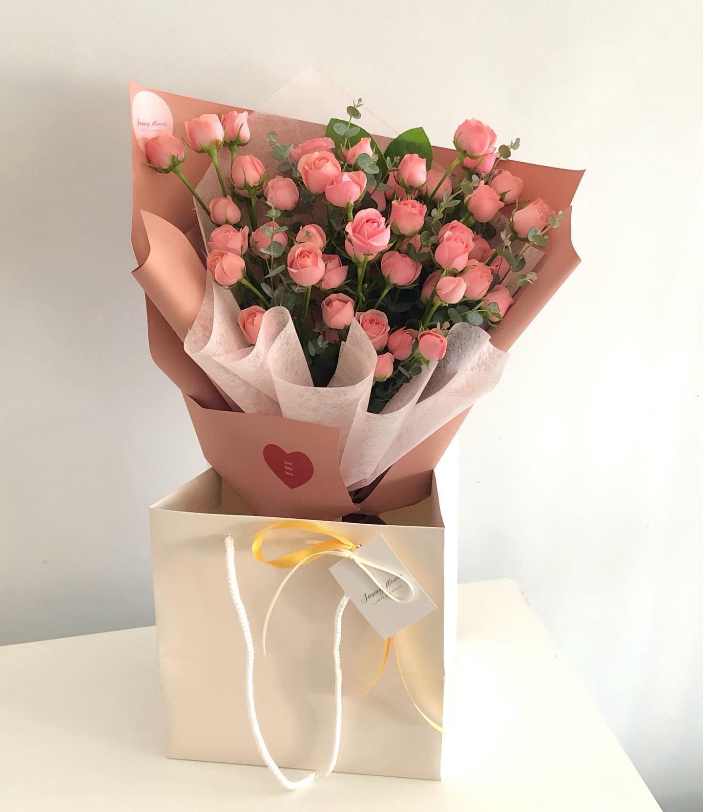 결혼기념일 선물로 예약해 주신 자나장미💓

#신상플라워꽃다발

 ꕤ 꽃 예약문의 ꕤ 
𝑲𝑨𝑲𝑨𝑶 . 신상플라워 
𝑷𝑯𝑶𝑵𝑬 . 010-9214-8065

#김해꽃집 #신상플라워#김해꽃다발#부산꽃집 #자나장미