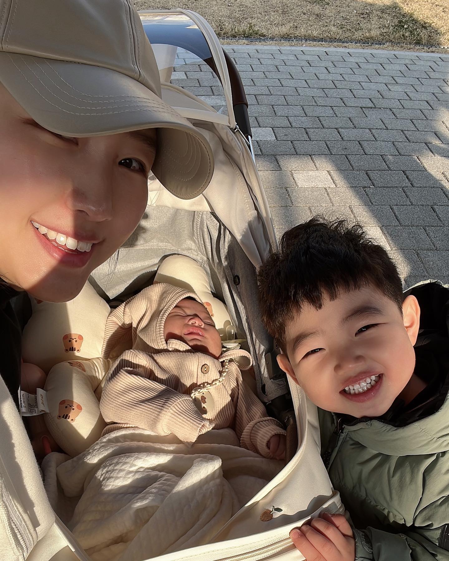 오빠 유모차에 금방 적응해준 멋진 윤슬⭐️
동생한테 쿨하게 유모차 양보한 멋진 윤성⭐️
애 둘 육아에 적응되 같이 시장까지 다녀온 멋진 나⭐️
그리고 우리 멋진 남편 ⭐️ 얼른 집에 와랏🥹 #살려줘 jsy8039 
#그나저나 #둘째는진짜사랑이구나 #우는것도귀여워